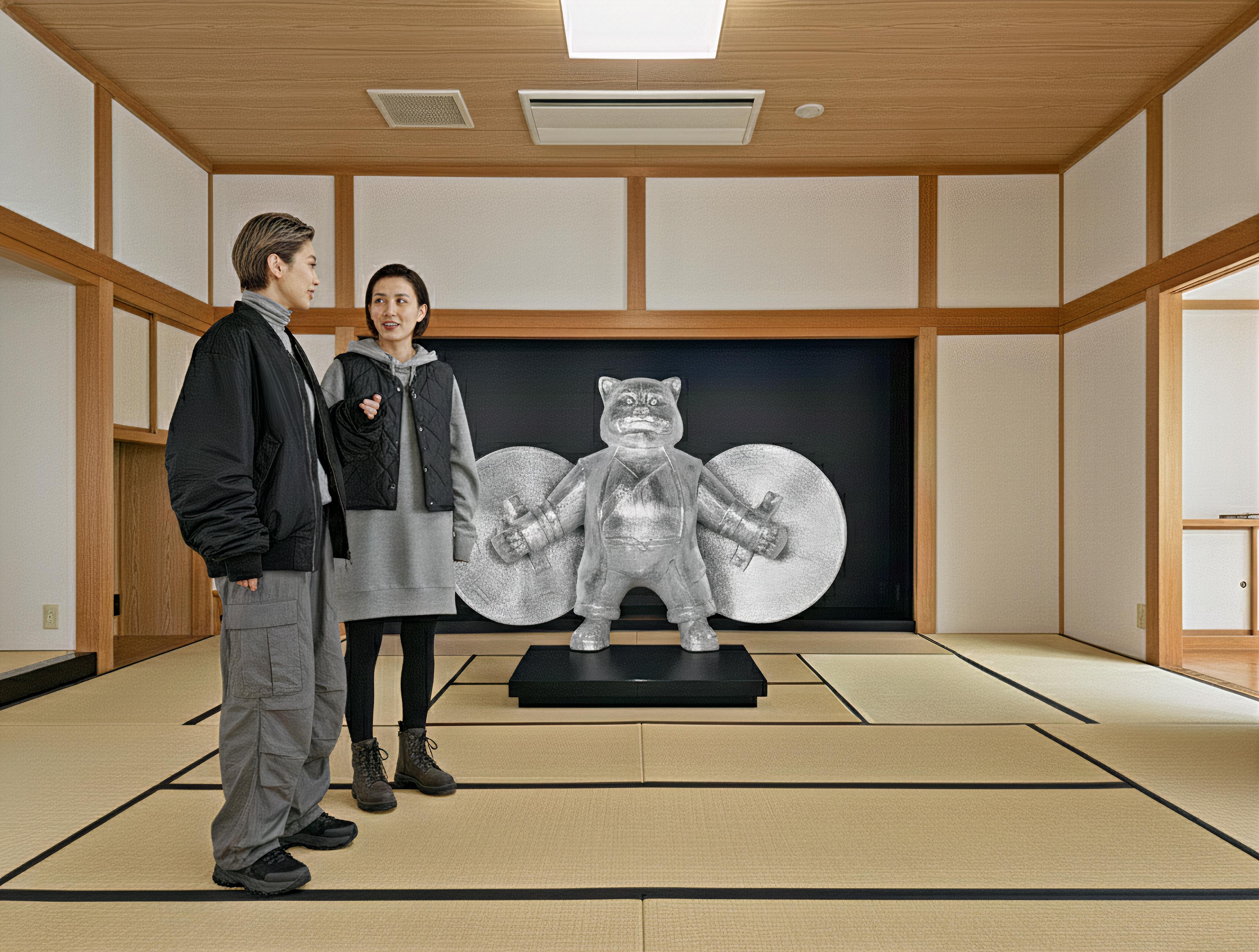 2011, 8 Editions
mix media resinfiberglass and diamondsstrass
39 2/5 × 47 1/5 × 23 3/5 in - 100 × 120 × 60 cm
L'œuvre est signée par l'Artistics, gravée avec le numéro d'édition et la date sous la base.
Les œuvres sont accompagnées d'un certificat