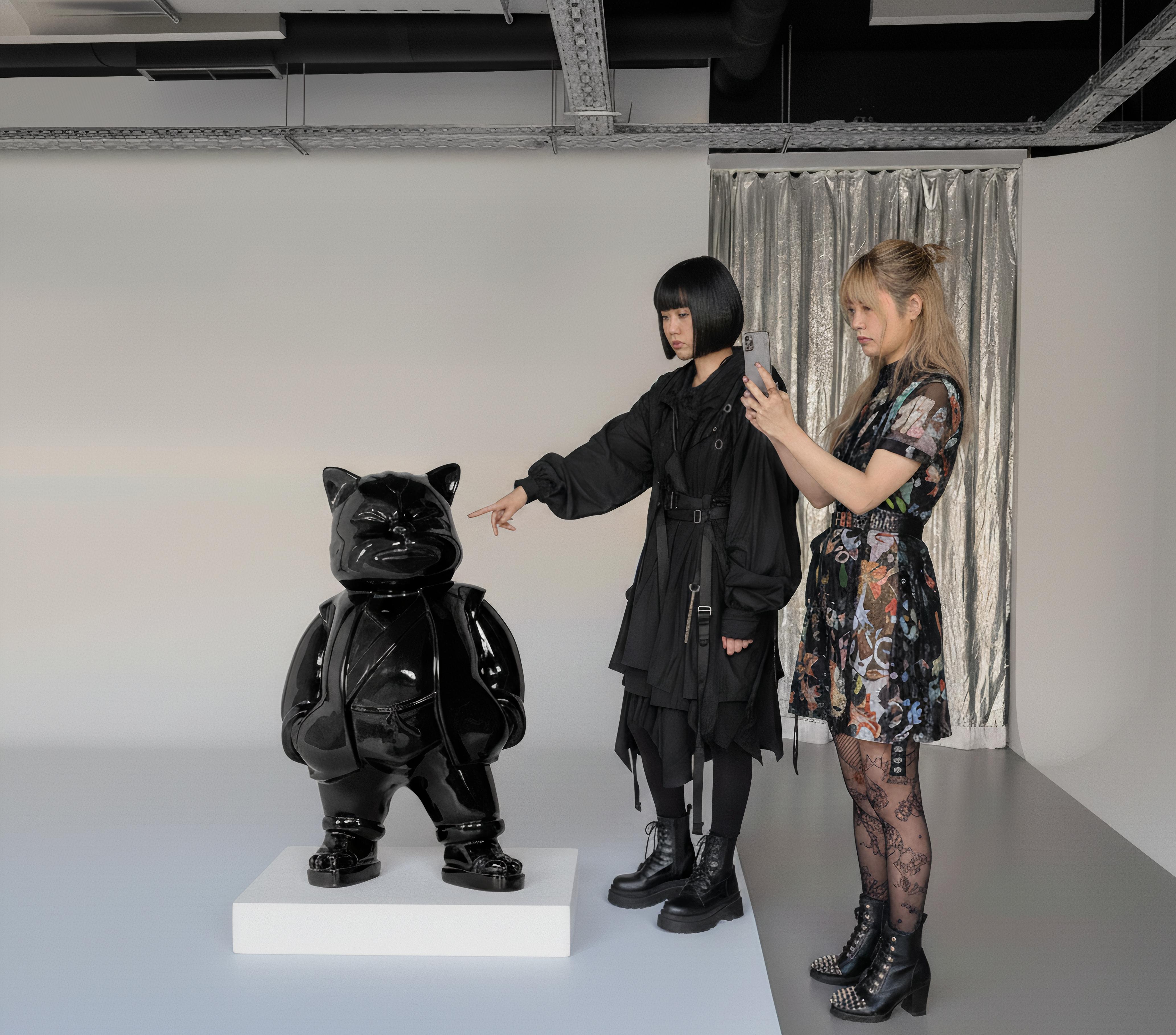 2008, Auflage: 20
Kunstharz-Glasfaser lackiert
39 2/5 × 23 3/5 × 15 7/10 Zoll - 100 × 60 × 40 cm
Das Kunstwerk ist vom Künstler signiert, mit Editionsnummer und Datum unter dem Kunstwerk eingraviert
Die Kunstwerke werden von einem formellen