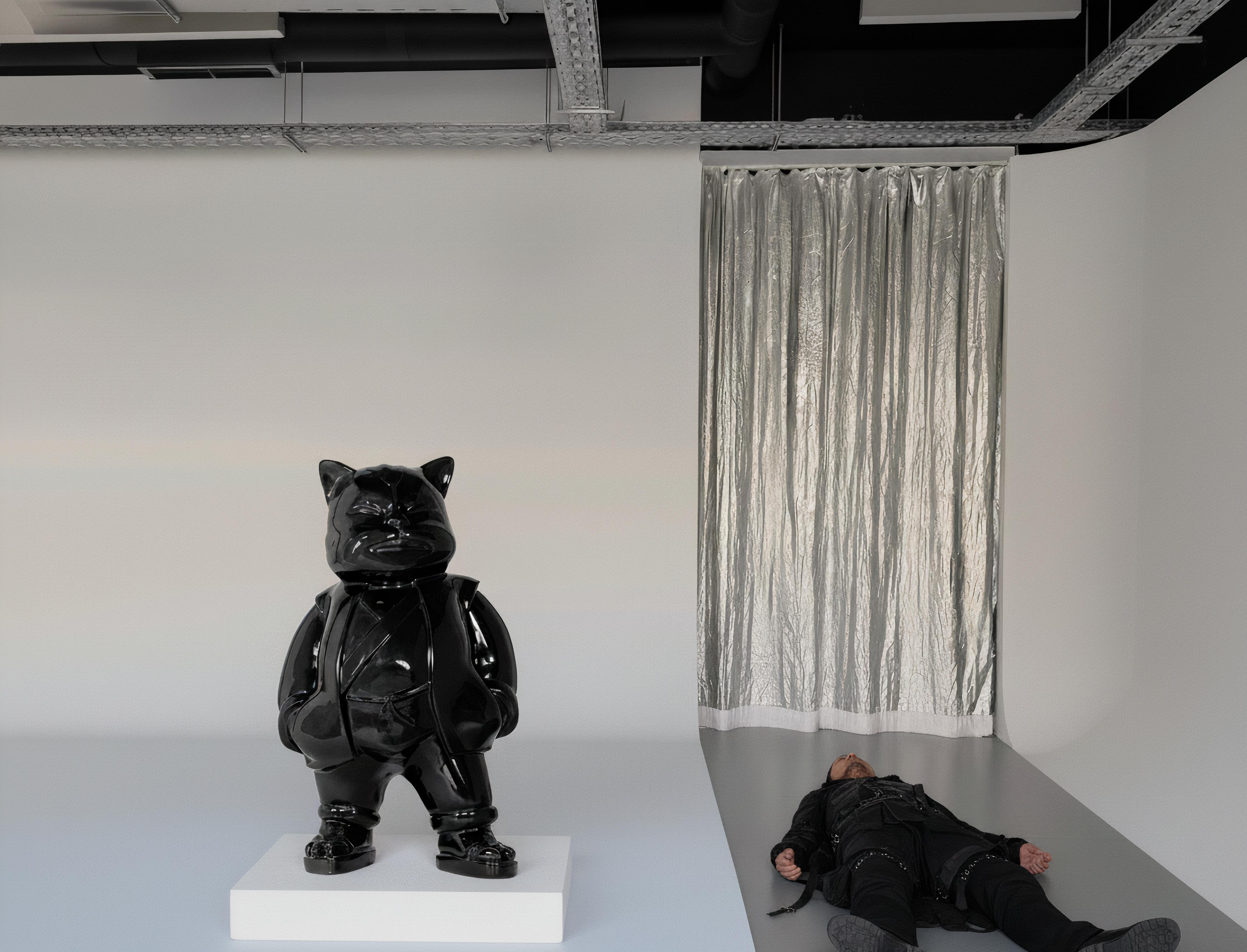 Urbancat Elegance : Schwarze Metropolis Muse im Angebot 2