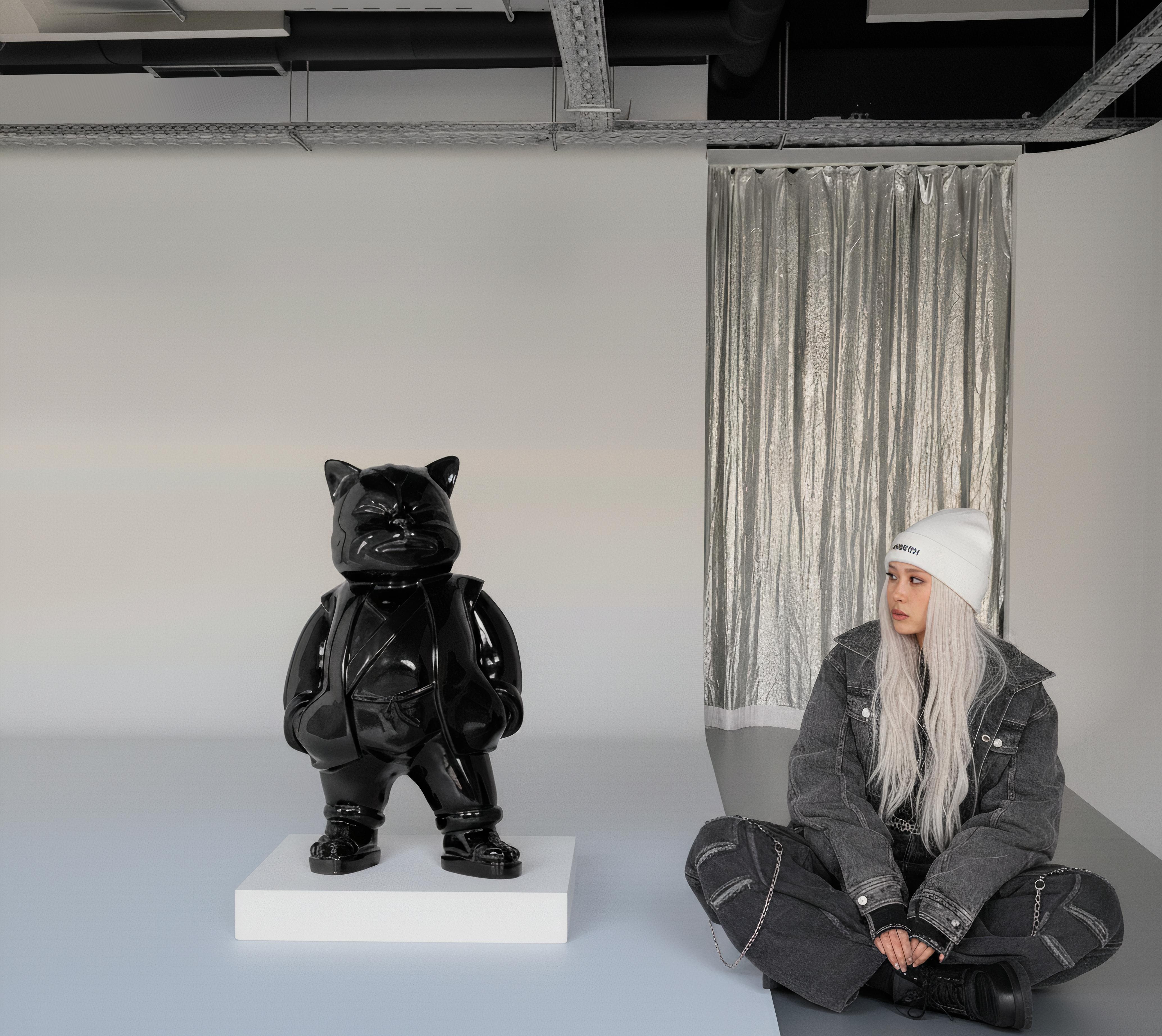 Urbancat Elegance : Schwarze Metropolis Muse im Angebot 6