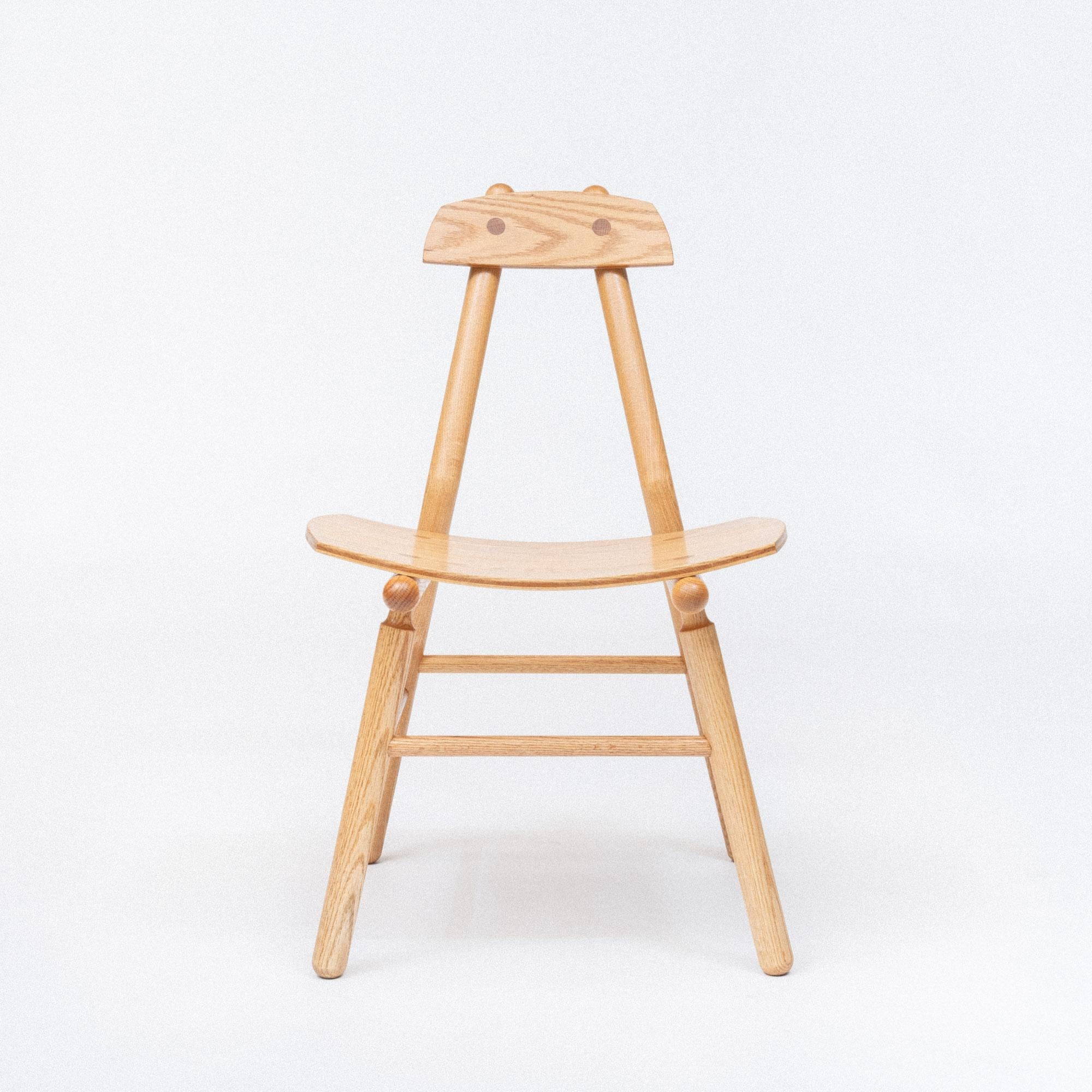 La chaise Hiro est un design contemporain et minimal fabriqué selon des méthodes traditionnelles et une menuiserie en bois massif. Le siège et le dossier sont fabriqués à partir de bois dur fraisé sur mesure, avec une courbe spécialement pressée qui