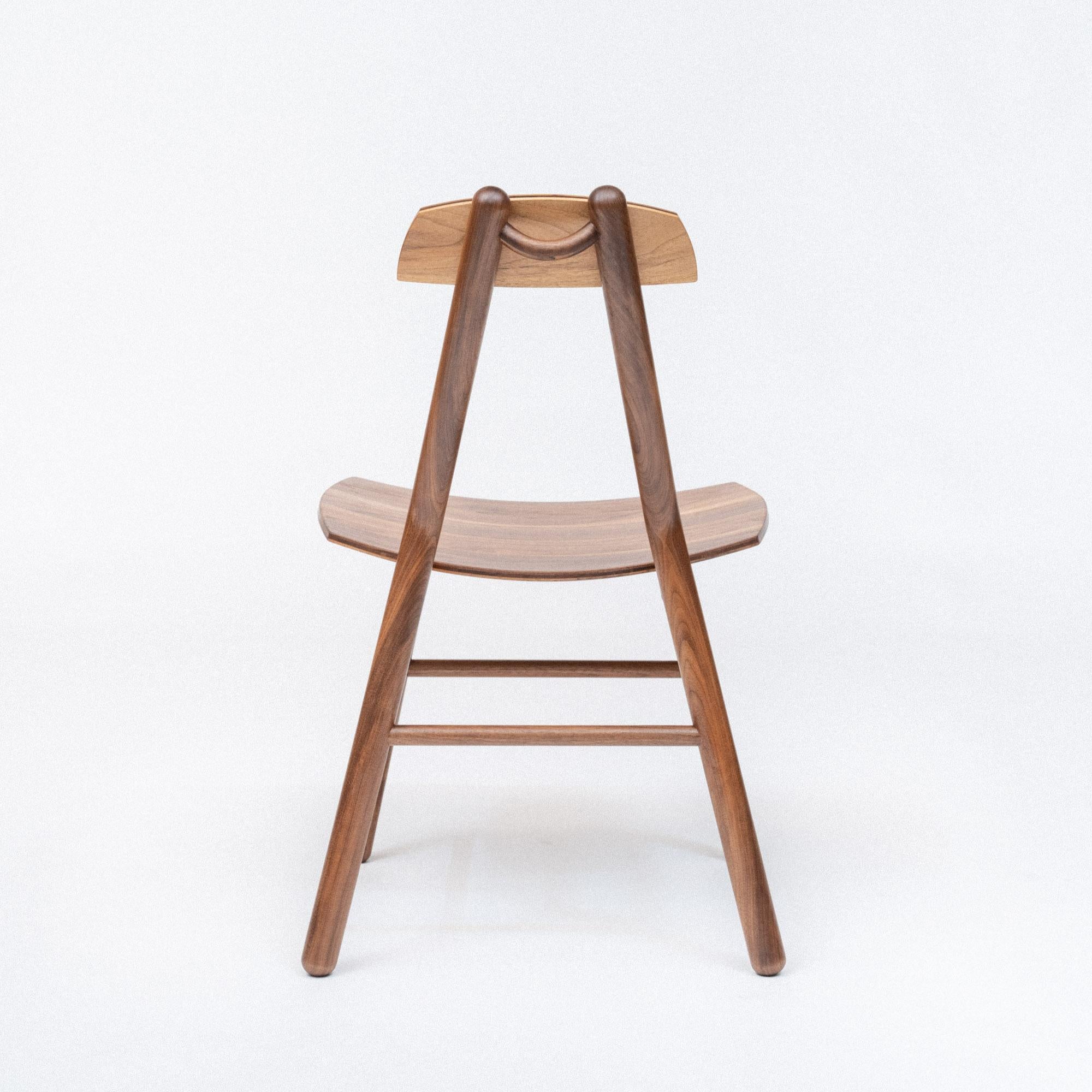 La chaise Hiro est un design contemporain et minimal fabriqué selon des méthodes traditionnelles et une menuiserie en bois massif. Le siège et le dossier sont fabriqués à partir de bois dur fraisé sur mesure, avec une courbe spécialement pressée qui