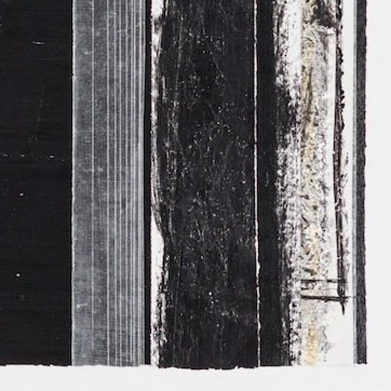 Mischtechnik auf Papier; ungerahmt, Blattgröße 22 x 30 Zoll; signiert unten rechts

Der neoromantische Maler Hiro Yokose verschmilzt mehrere Schichten aus Wachs und Ölfarbe zu geheimnisvollen, verschleierten Landschaften, die von Lichtblitzen am
