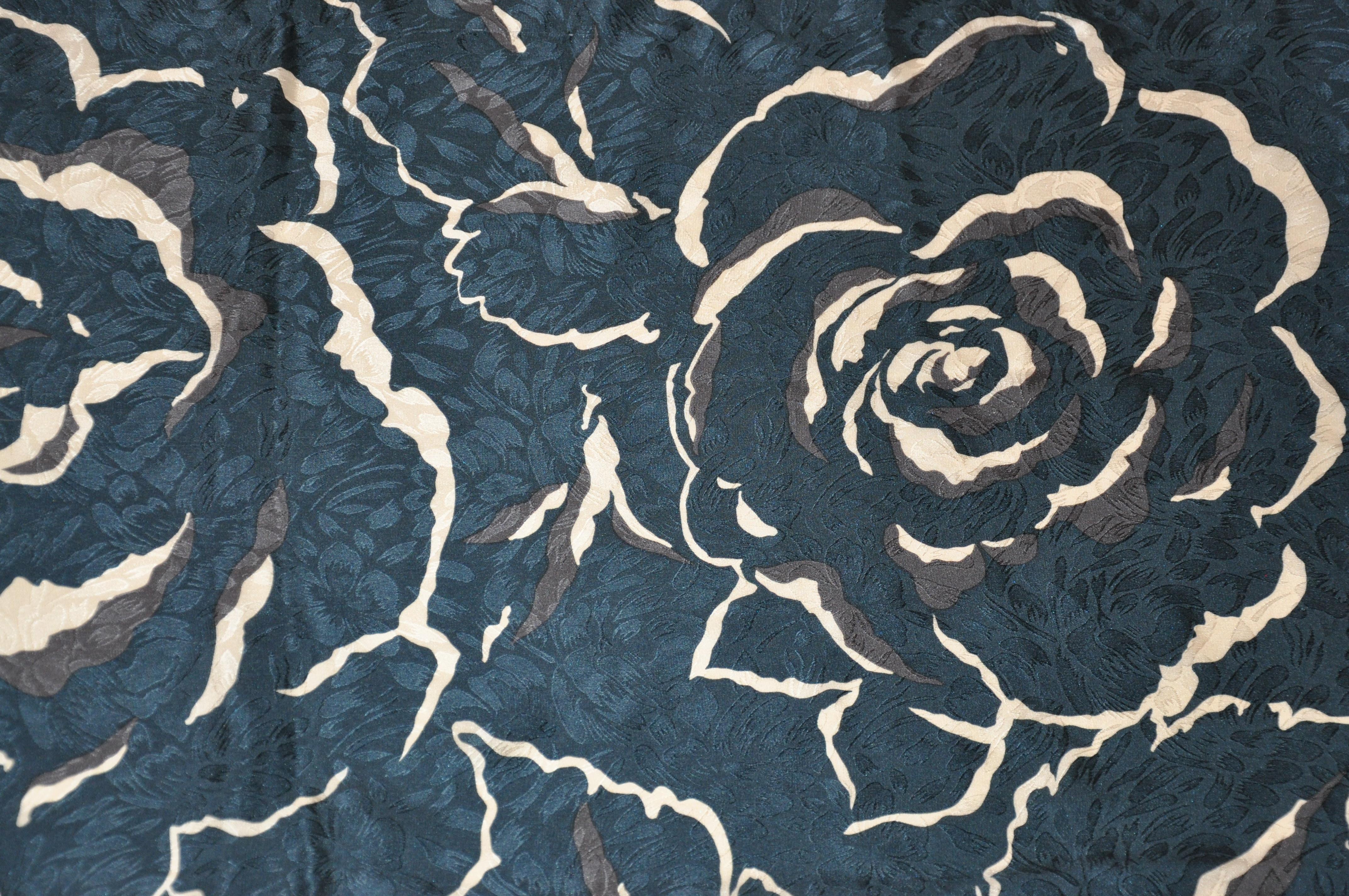Hiroko Kapp Waldgrünes Hiroko Kapp  Seidenjacquard-Schal „Multi Floral on Floral Roses“ mit Blumenmuster (Schwarz) im Angebot
