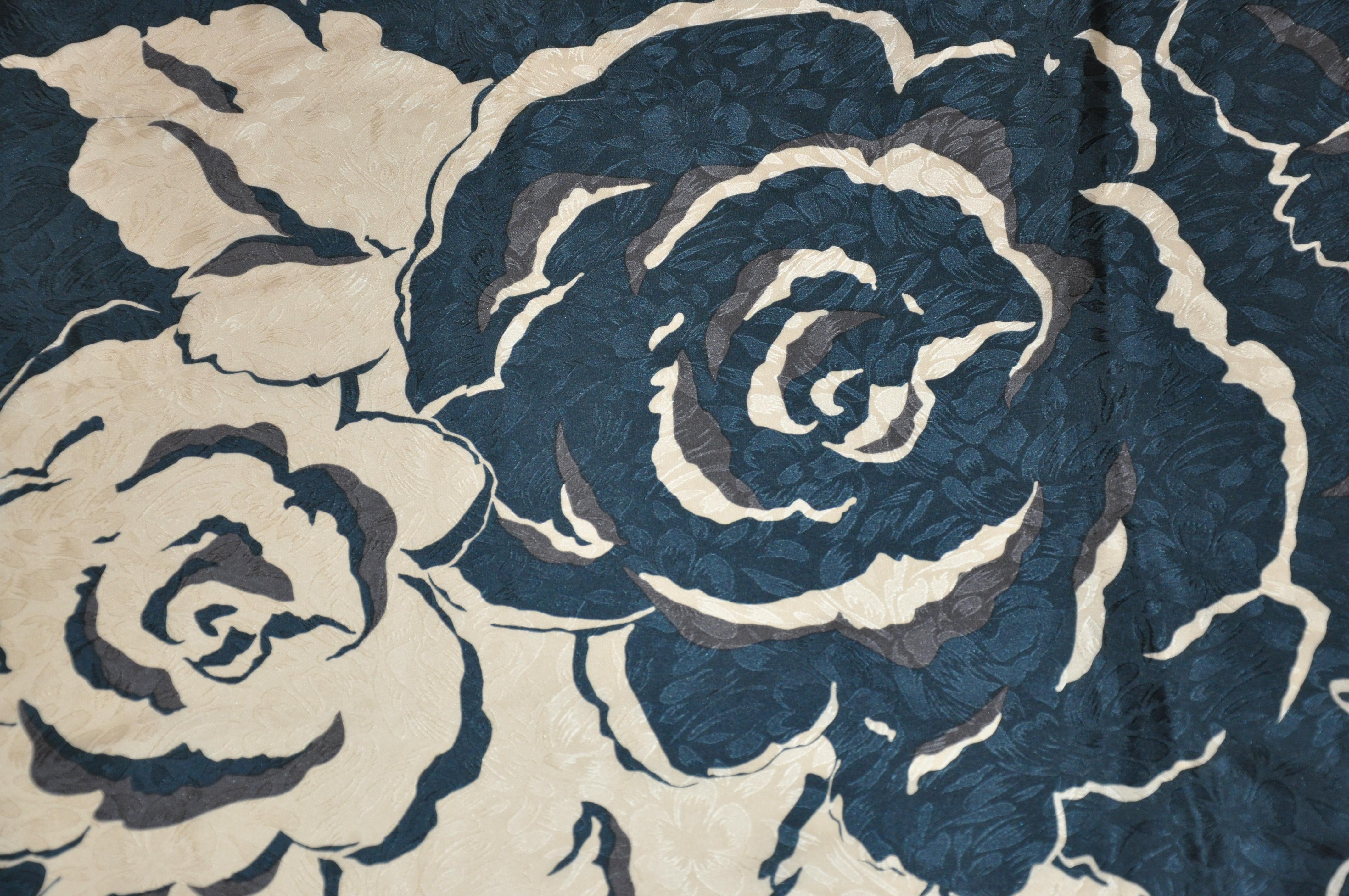 Hiroko Kapp Waldgrünes Hiroko Kapp  Seidenjacquard-Schal „Multi Floral on Floral Roses“ mit Blumenmuster im Zustand „Gut“ im Angebot in New York, NY