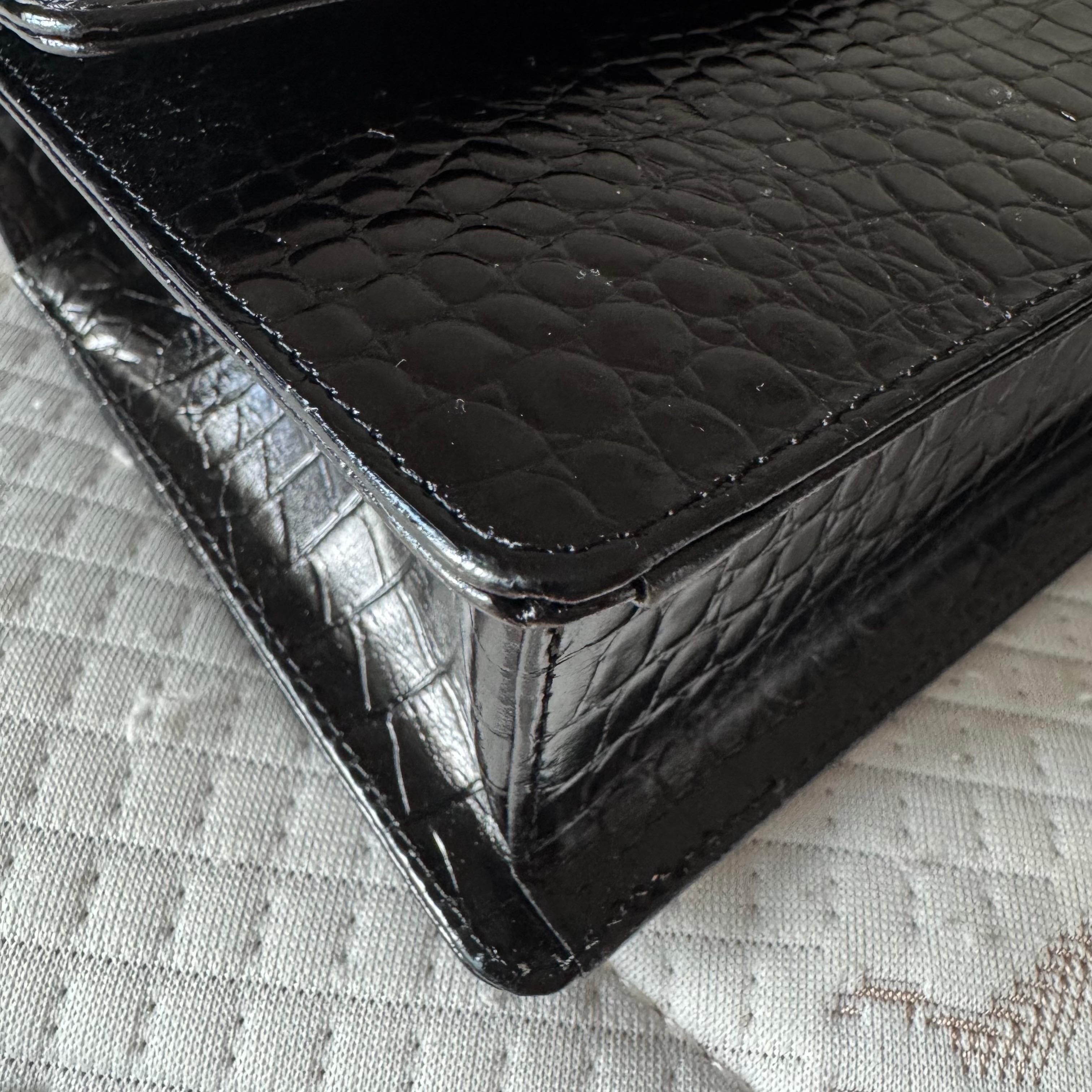 Hiroko Koshino - Pochette East West en cuir de veau imprimé crocodile noir en vente 5