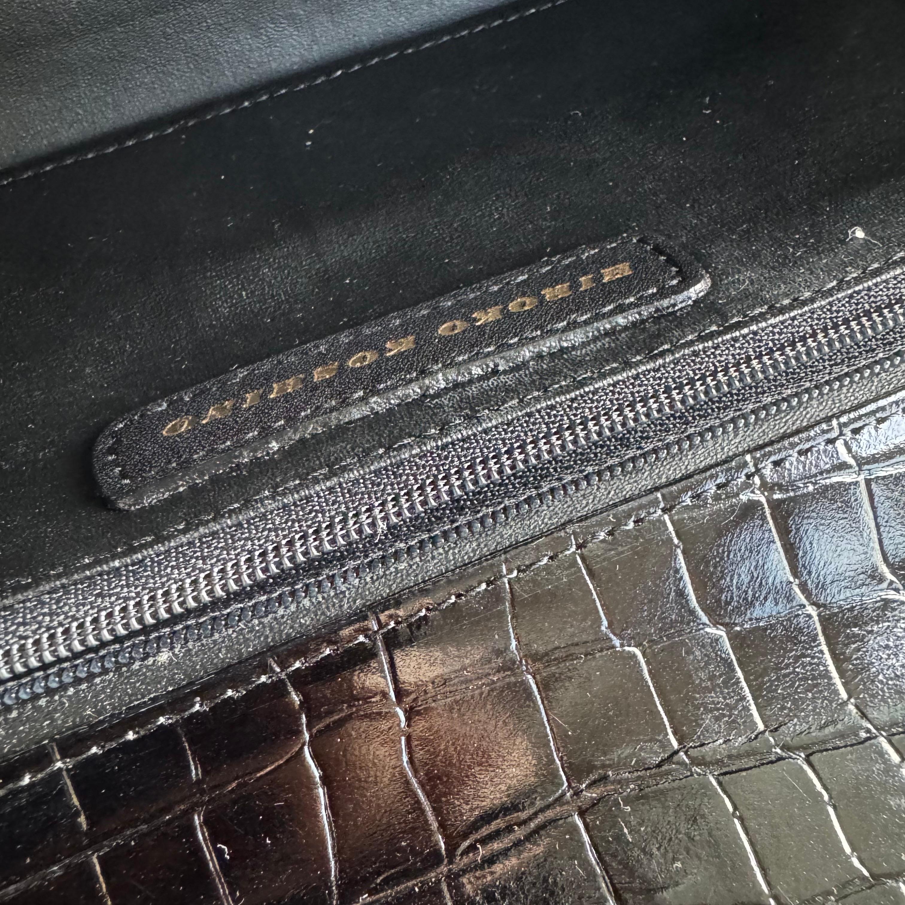 Hiroko Koshino - Pochette East West en cuir de veau imprimé crocodile noir en vente 6