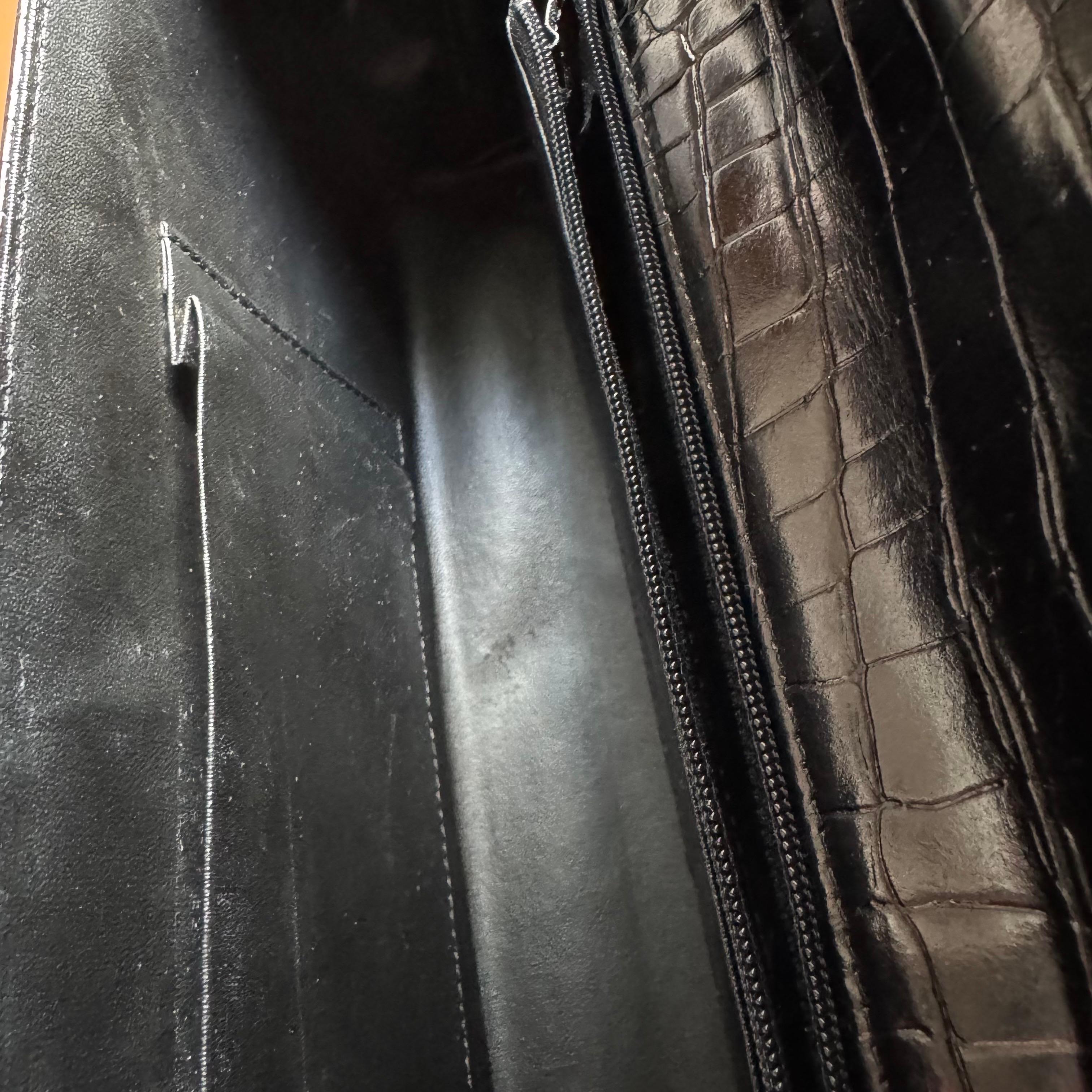 Hiroko Koshino - Pochette East West en cuir de veau imprimé crocodile noir en vente 8