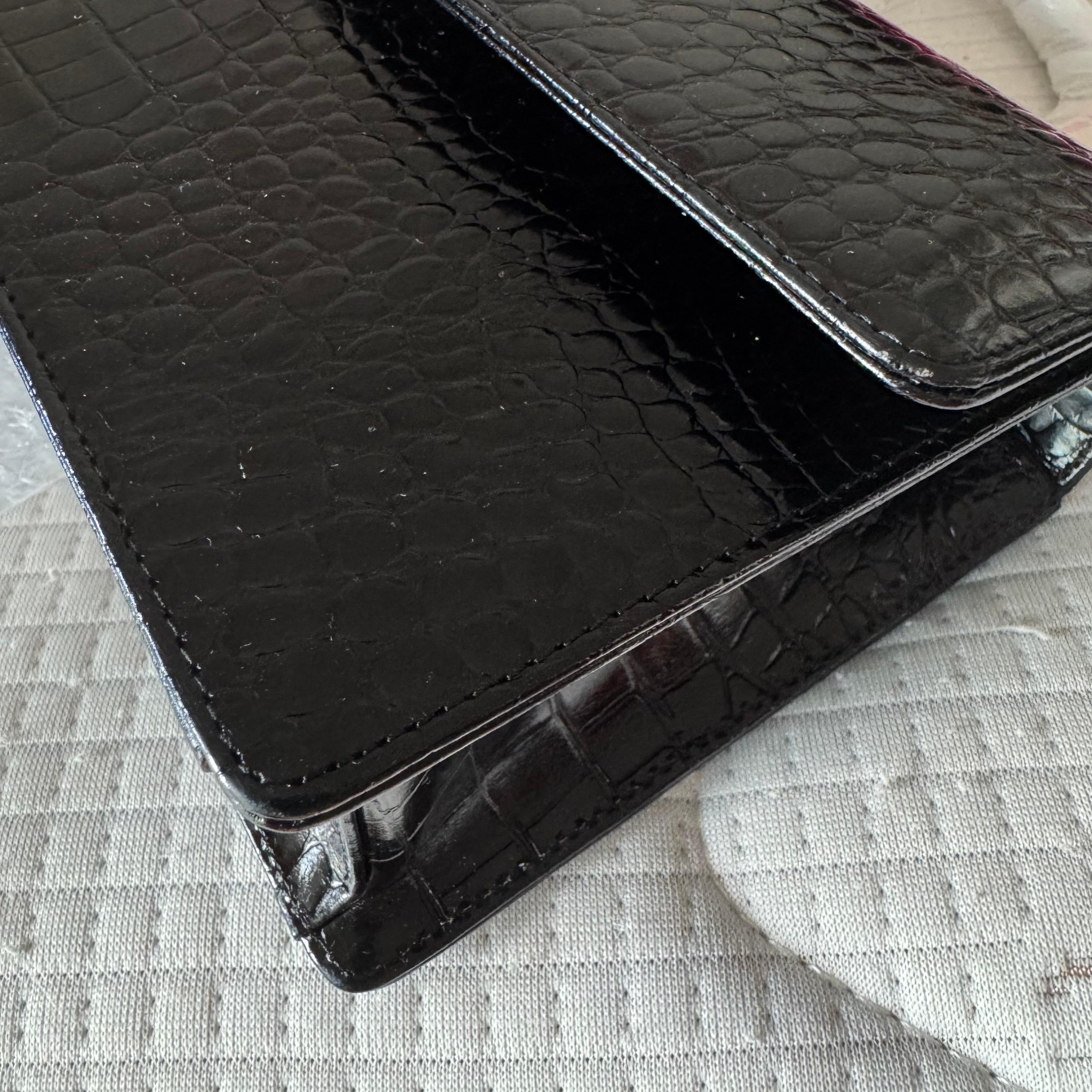 Hiroko Koshino - Pochette East West en cuir de veau imprimé crocodile noir en vente 9