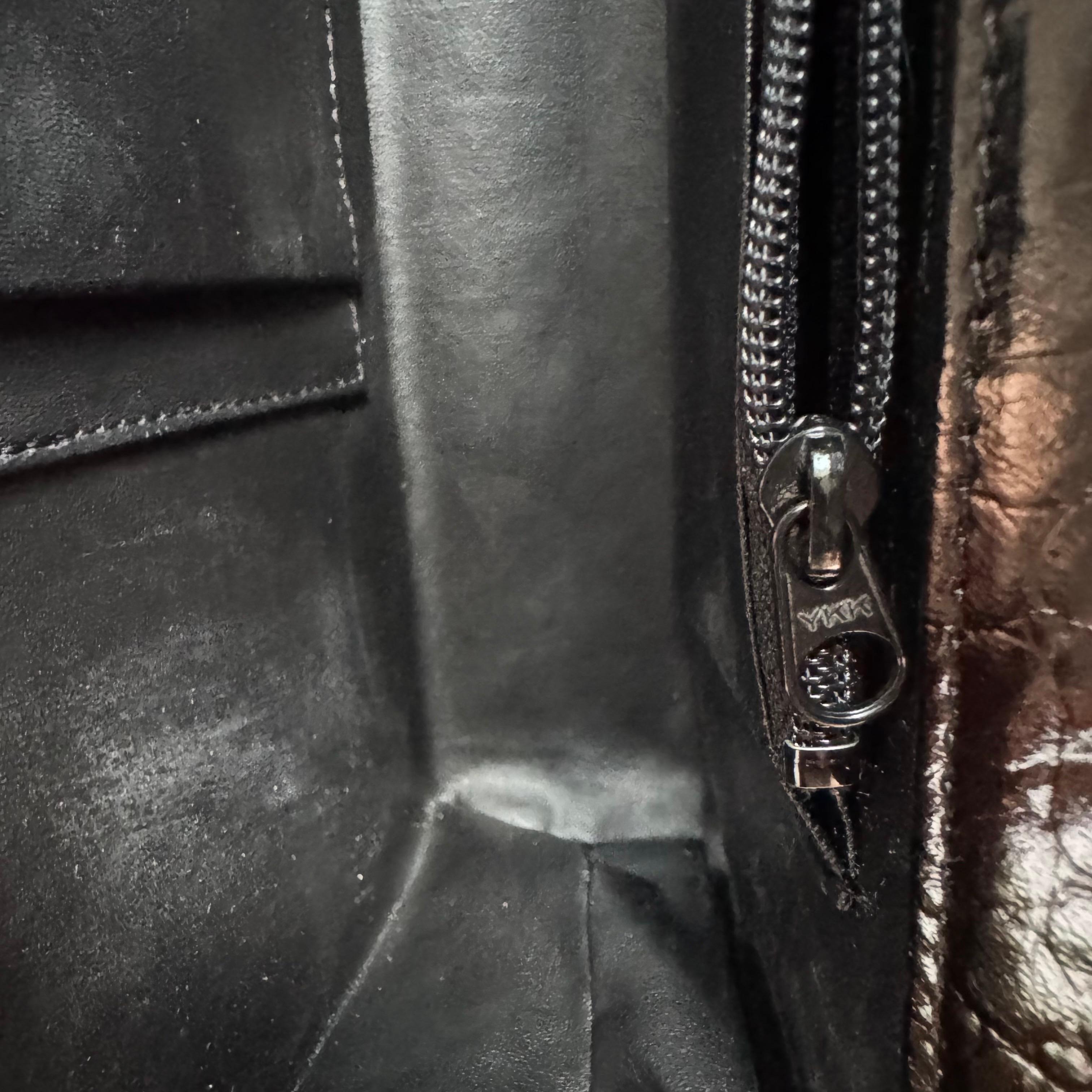 Hiroko Koshino - Pochette East West en cuir de veau imprimé crocodile noir en vente 10