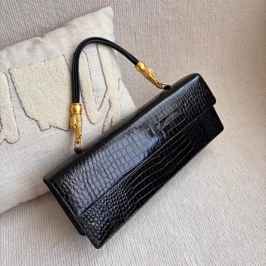 Noir Hiroko Koshino - Pochette East West en cuir de veau imprimé crocodile noir en vente