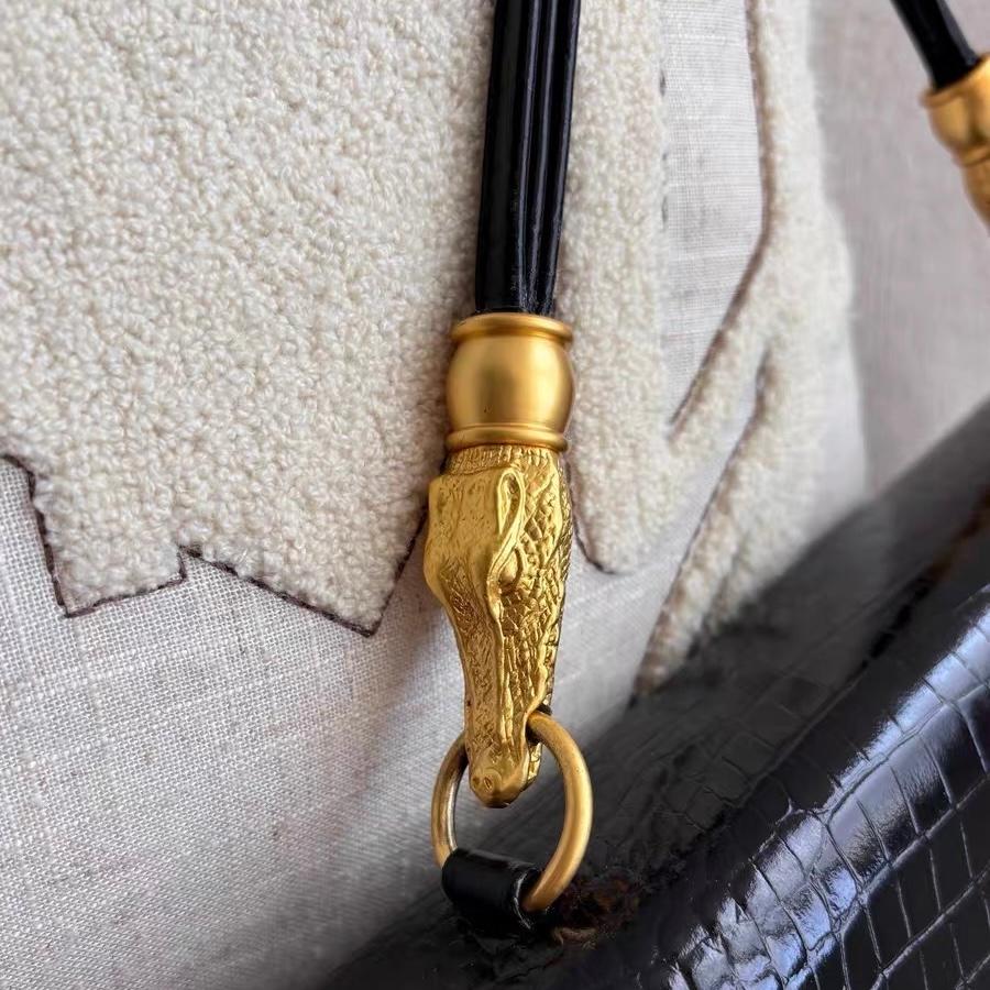 Hiroko Koshino - Pochette East West en cuir de veau imprimé crocodile noir Pour femmes en vente