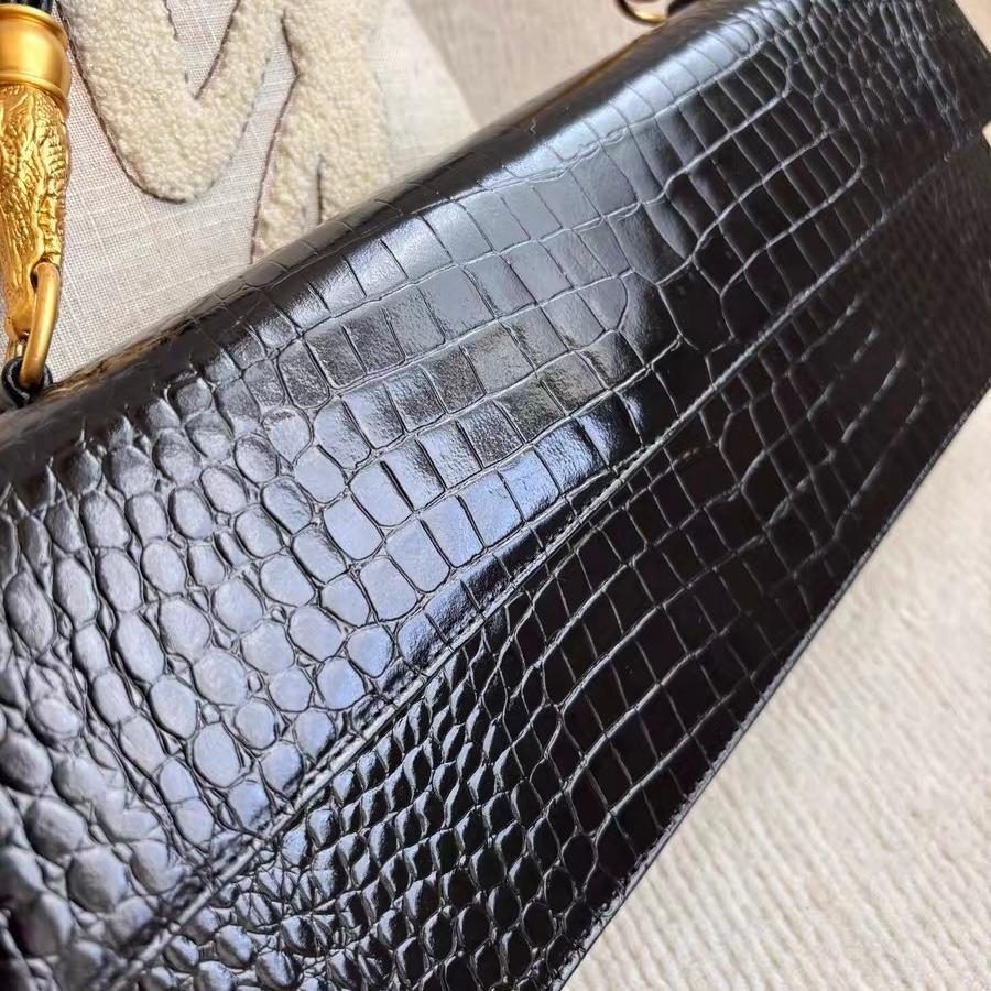 Hiroko Koshino - Pochette East West en cuir de veau imprimé crocodile noir en vente 1