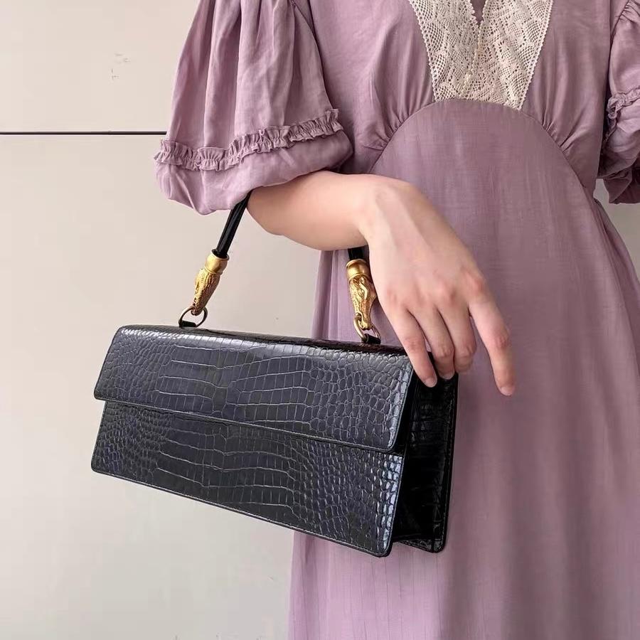 Hiroko Koshino - Pochette East West en cuir de veau imprimé crocodile noir en vente 2