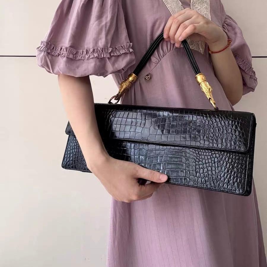 Hiroko Koshino - Pochette East West en cuir de veau imprimé crocodile noir en vente 3