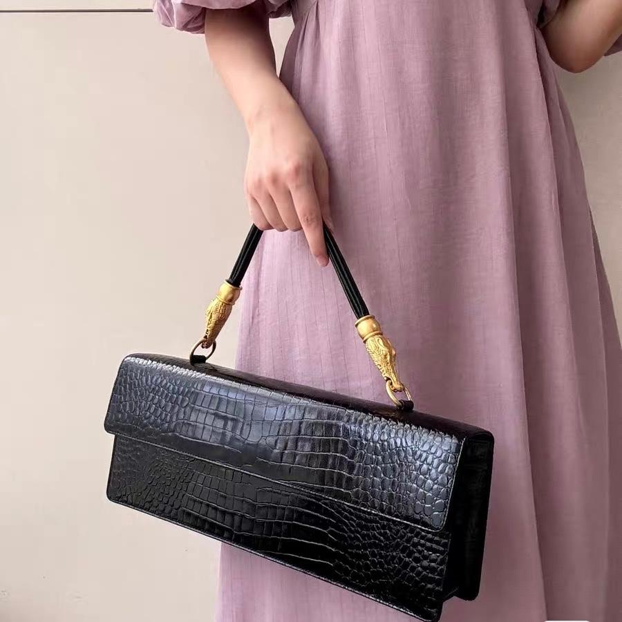 Hiroko Koshino - Pochette East West en cuir de veau imprimé crocodile noir en vente 4