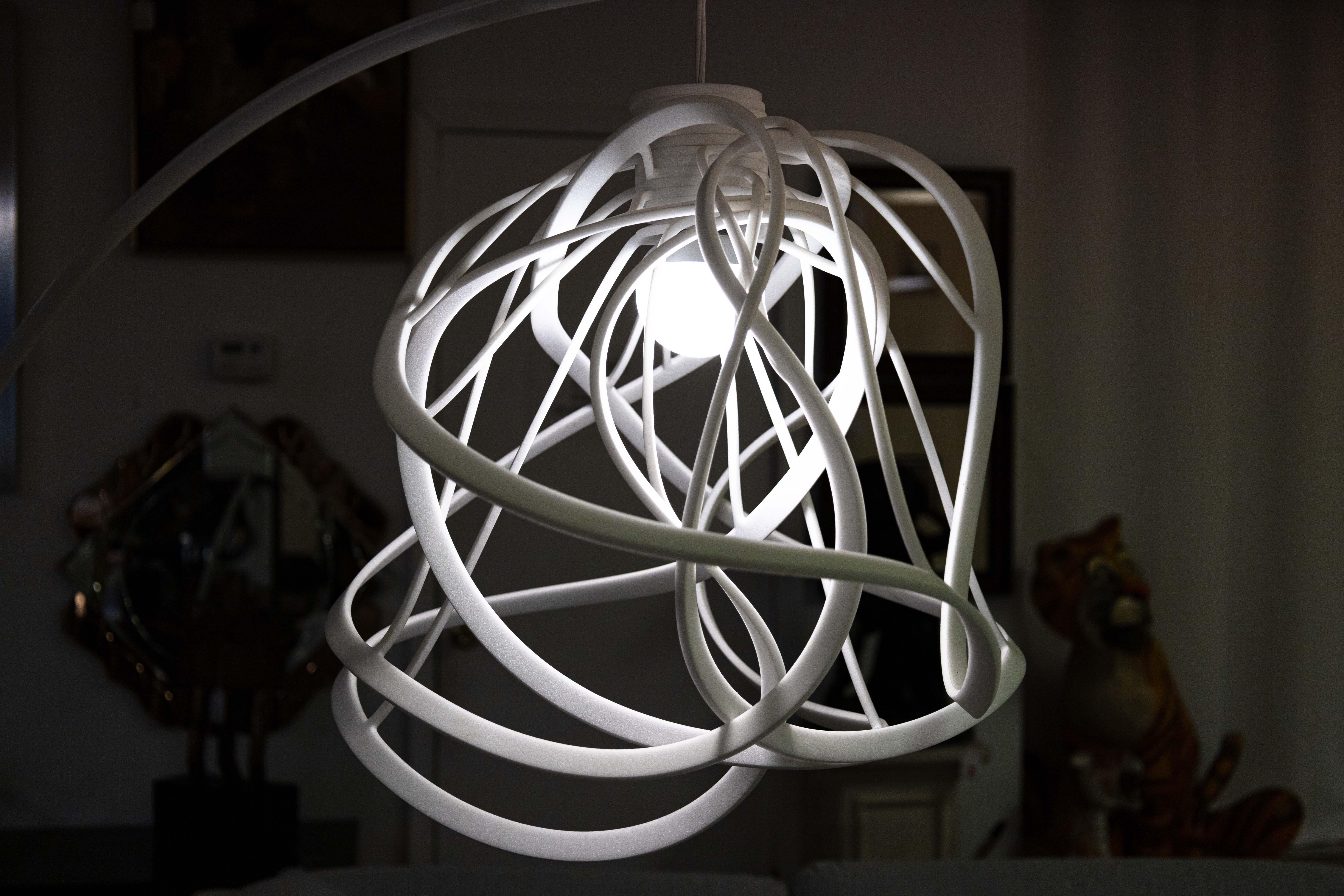 Français Hiroshi Kawano pour Ligne Roset Bloom, lampadaire à arc moderne en métal blanc et mousse en vente