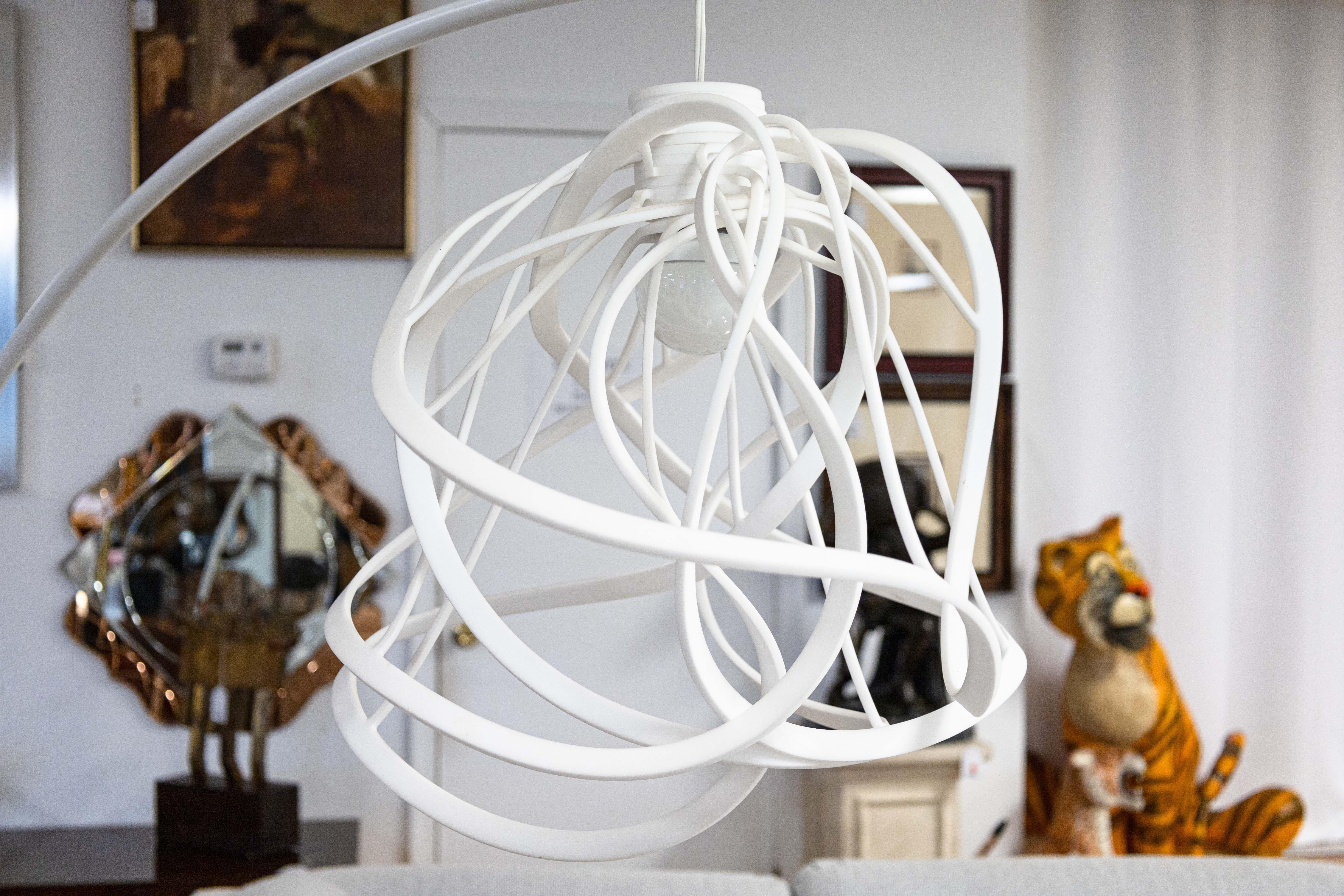 Hiroshi Kawano pour Ligne Roset Bloom, lampadaire à arc moderne en métal blanc et mousse Bon état - En vente à Keego Harbor, MI