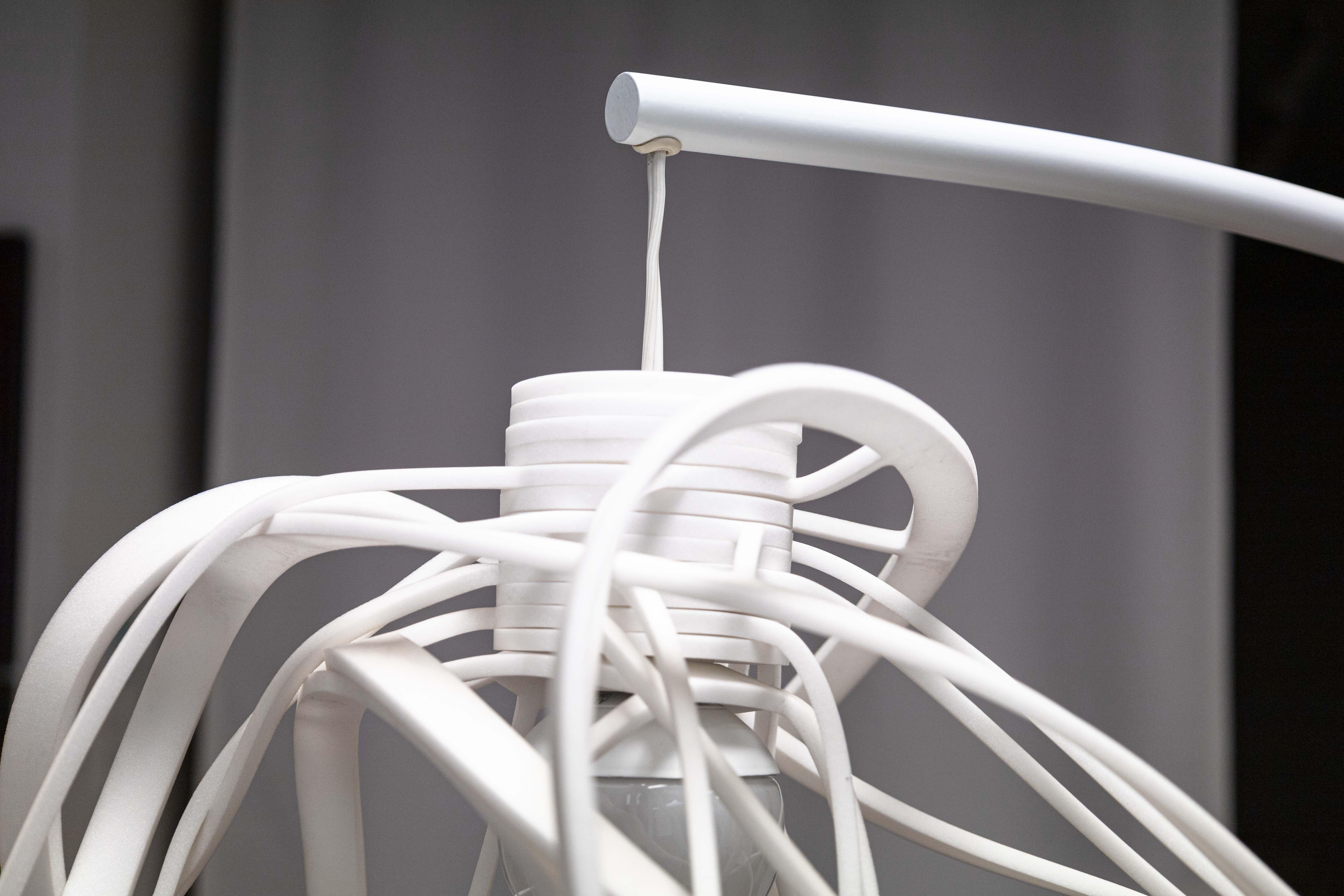 20ième siècle Hiroshi Kawano pour Ligne Roset Bloom, lampadaire à arc moderne en métal blanc et mousse en vente
