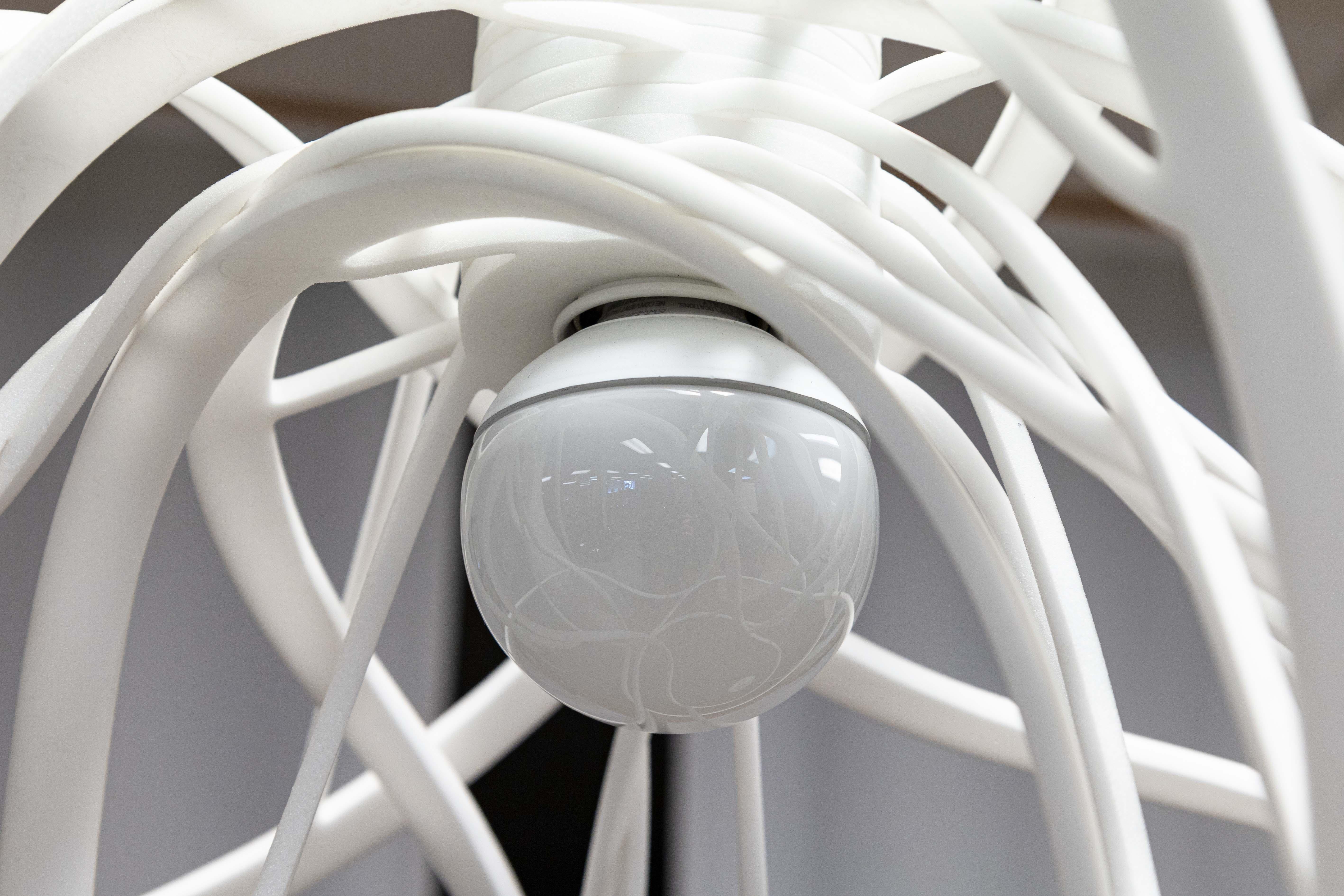 Hiroshi Kawano pour Ligne Roset Bloom, lampadaire à arc moderne en métal blanc et mousse en vente 1