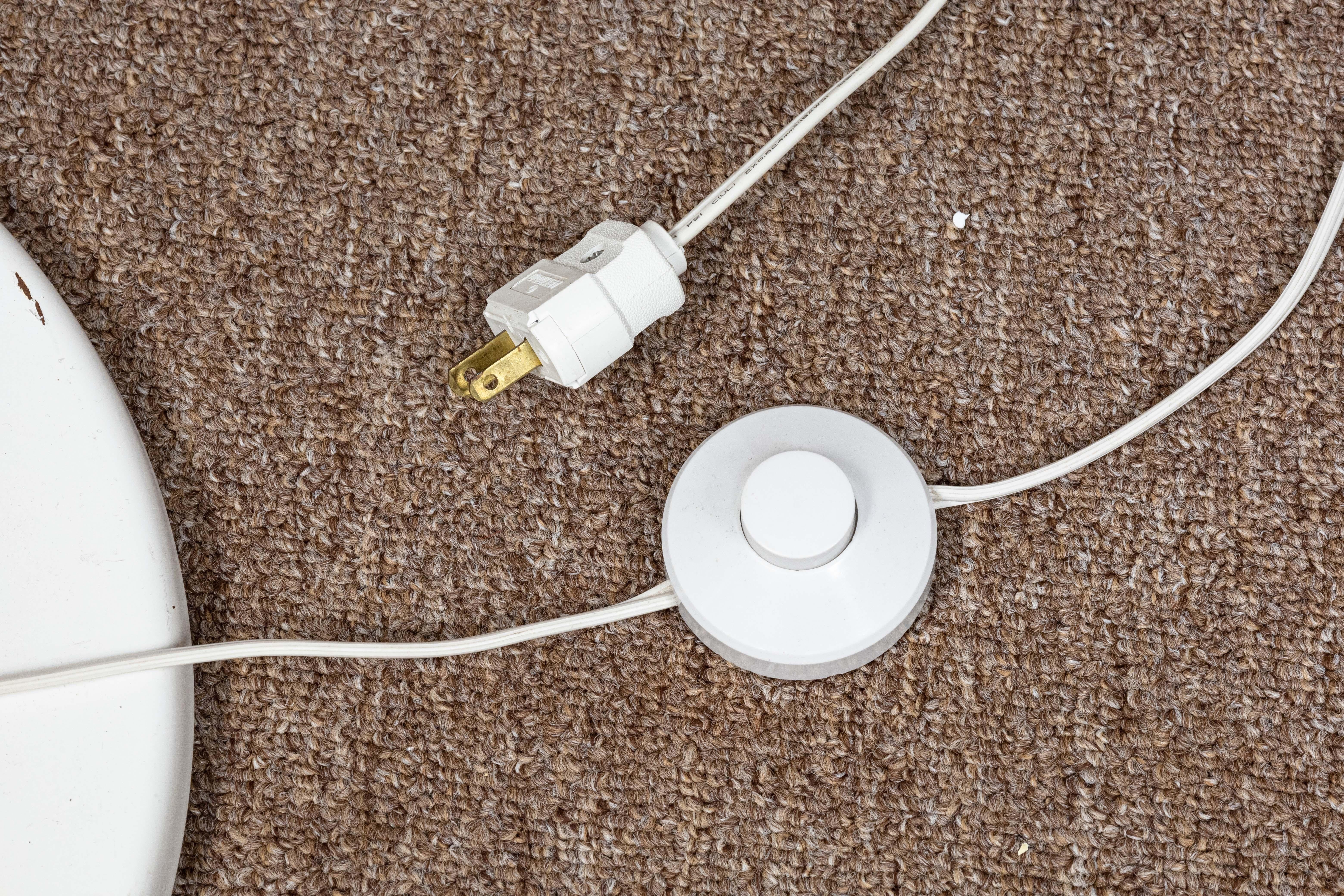 Hiroshi Kawano pour Ligne Roset Bloom, lampadaire à arc moderne en métal blanc et mousse en vente 3