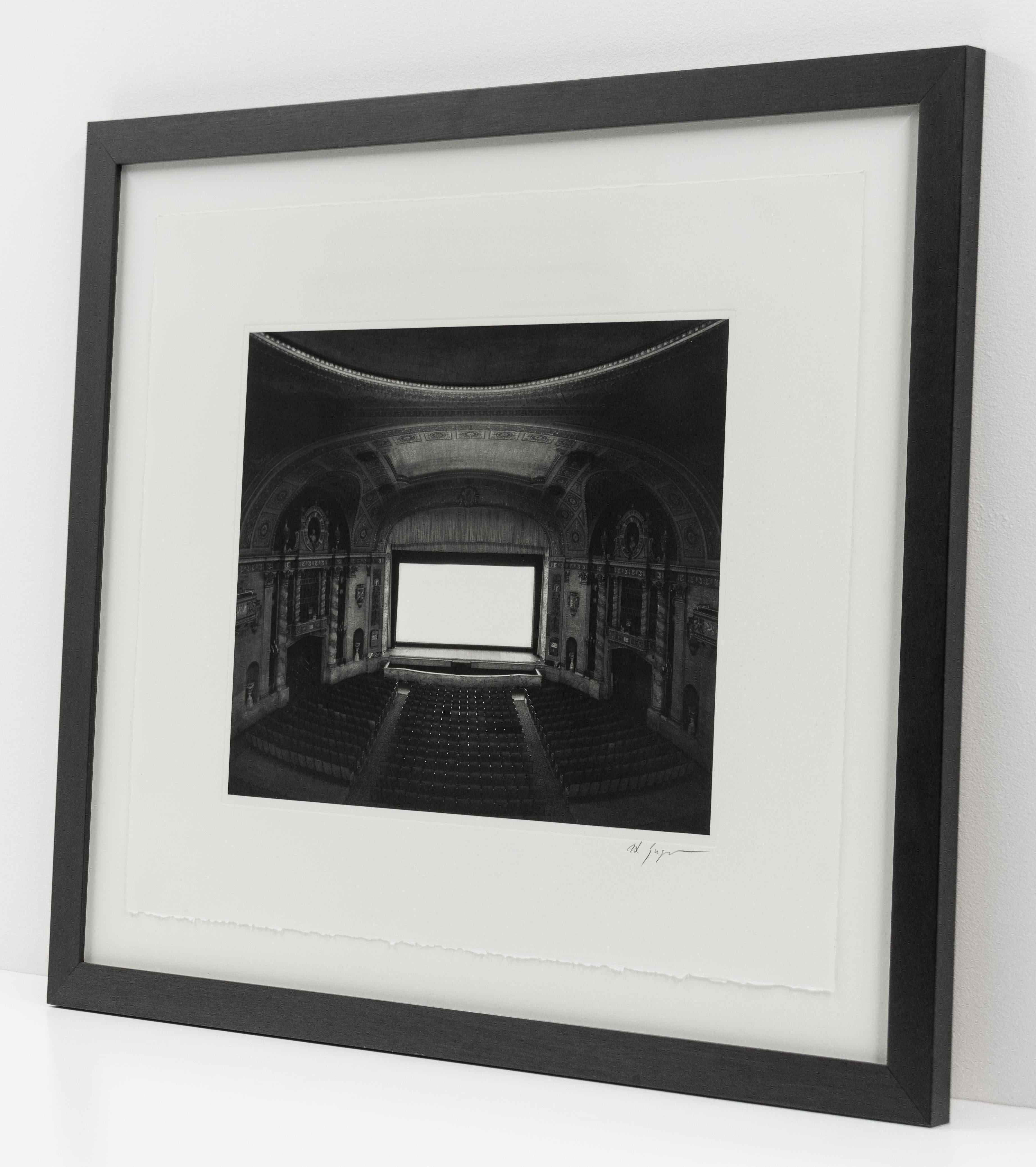 Théâtres
2002

Signé et numéroté, à gauche.

Photogravure (Edition de 1000)

11 x 14 pouces

Cette œuvre de Hiroshi Sugimoto est proposée par le CLAMP à New York.