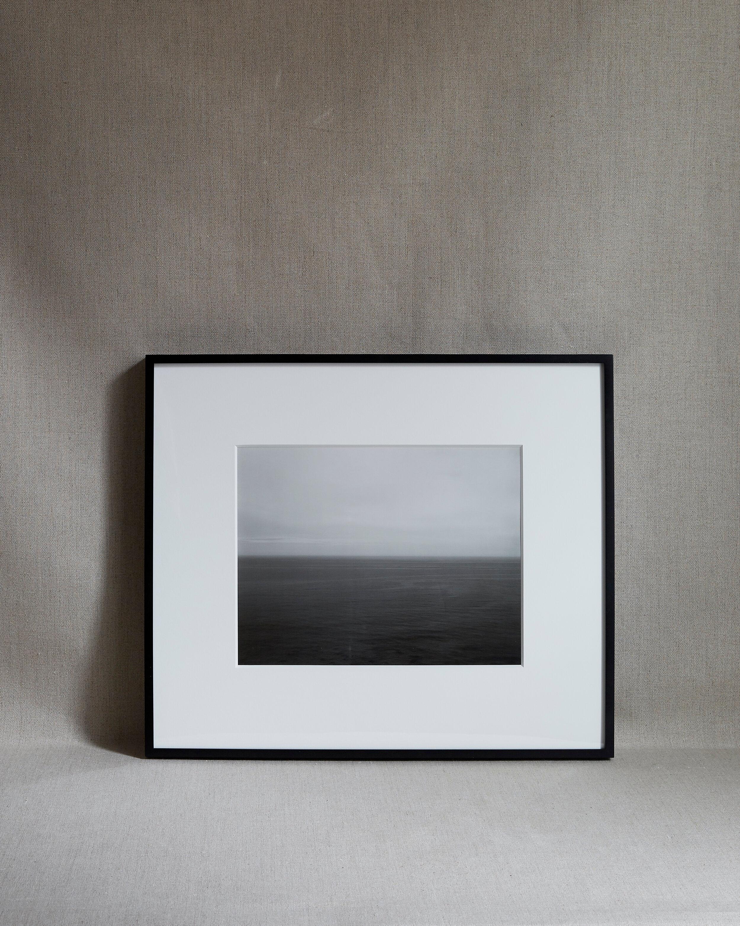 Una meditazione mesmerica sul tempo attraverso la ripetizione e la costanza, il portfolio Time Exposed di Hiroshi Sugimoto è composto da cinquanta paesaggi marini realizzati tra il 1980 e il 1991. 

Questa stampa è una litografia offset a tre toni