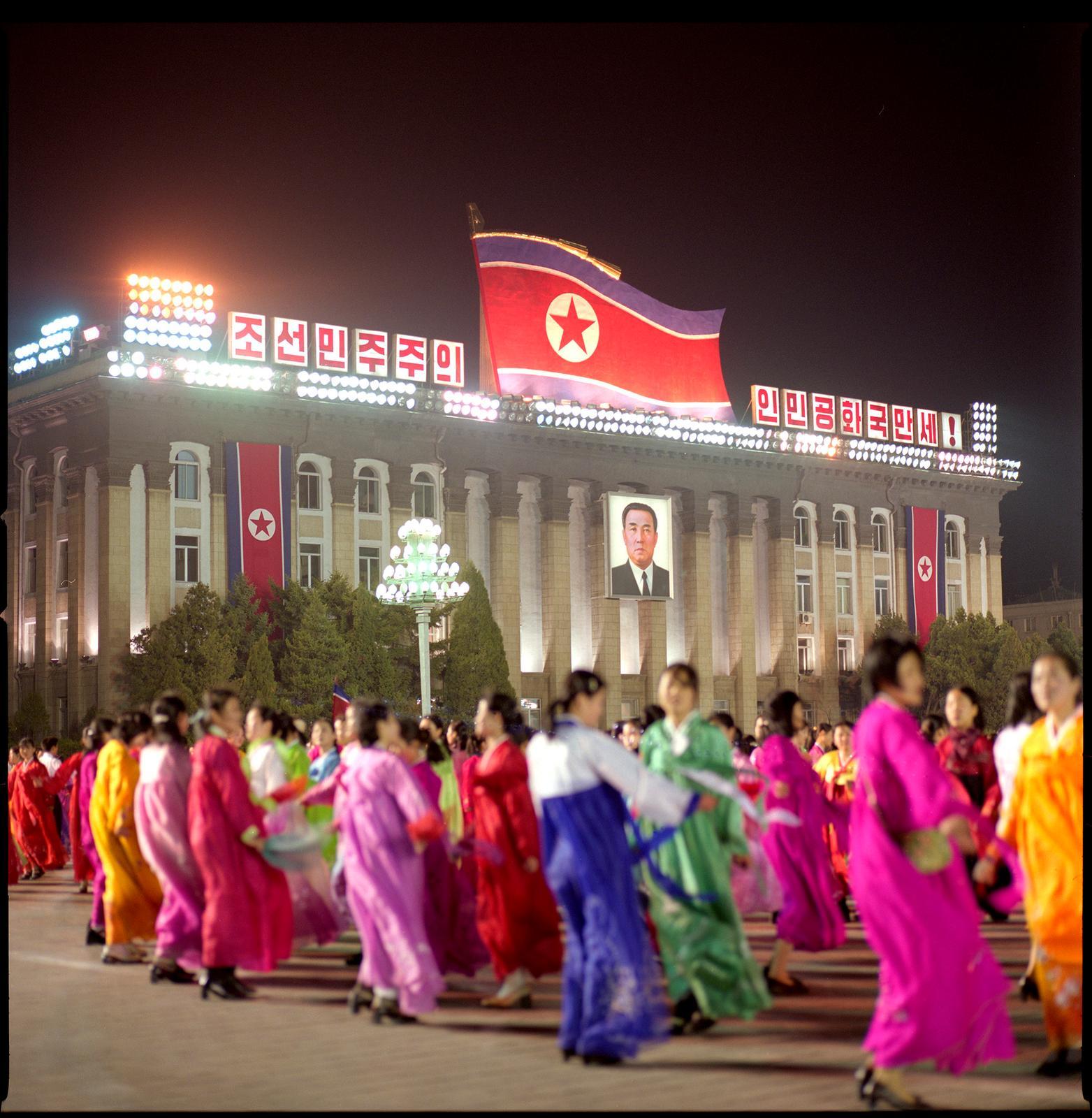 Color Photograph Hiroshi Watanabe - Célébration du anniversaire de Kim Il Sung, Square Kim Il Sung, Corée du Nord