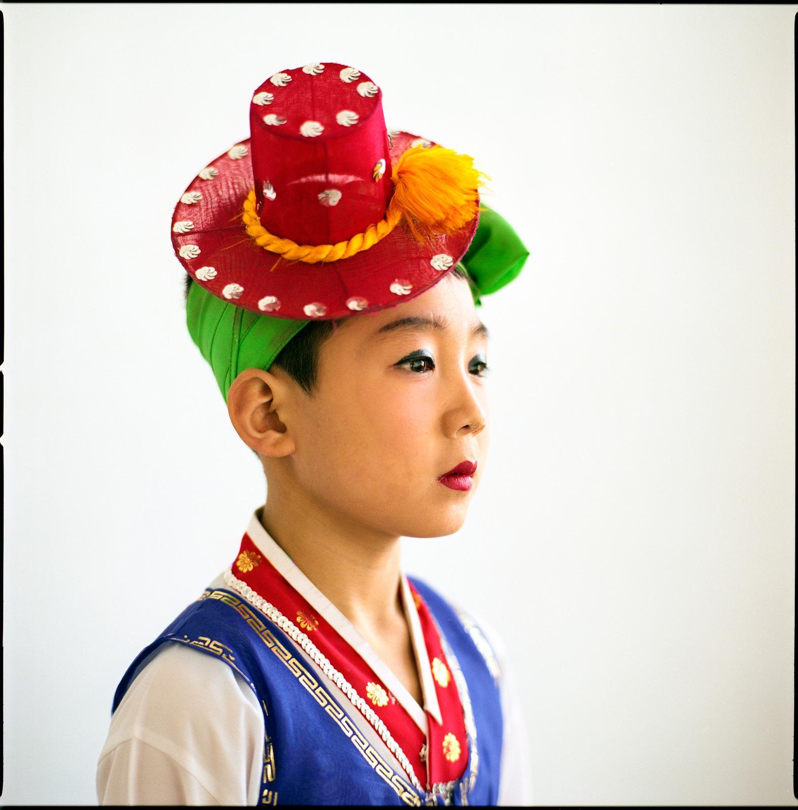 Portrait Photograph Hiroshi Watanabe - Le palais des enfants de l'école de Pyongyang, Li Min Gyong, Corée du Nord