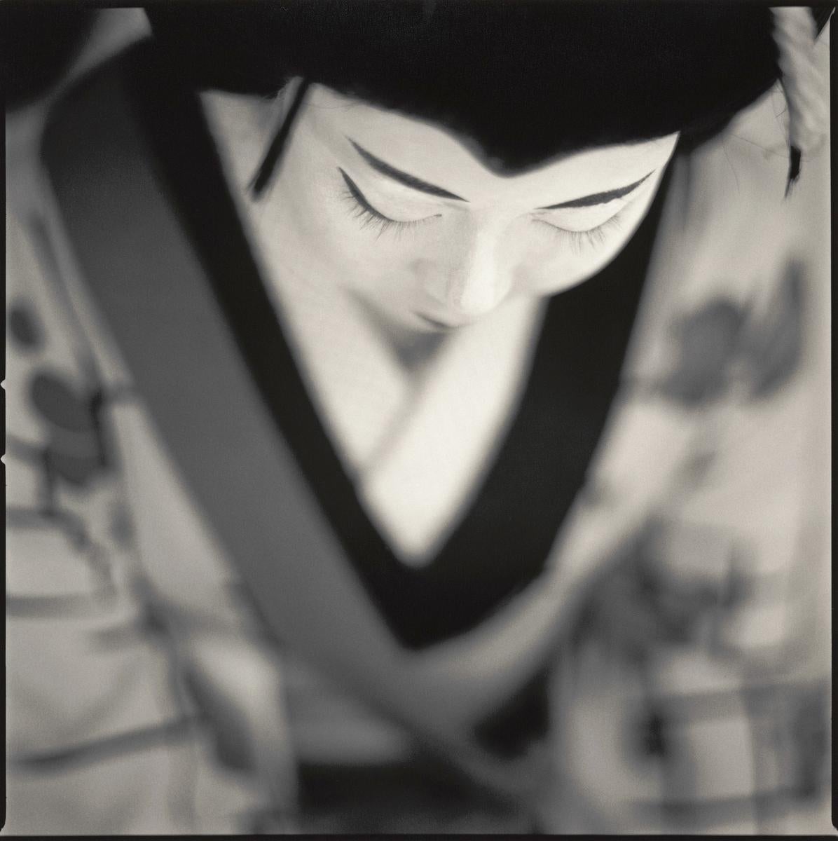 Hiroshi Watanabe Portrait Photograph – Mari Ito als Omitsu 1, Nakatsugawa Kabuki