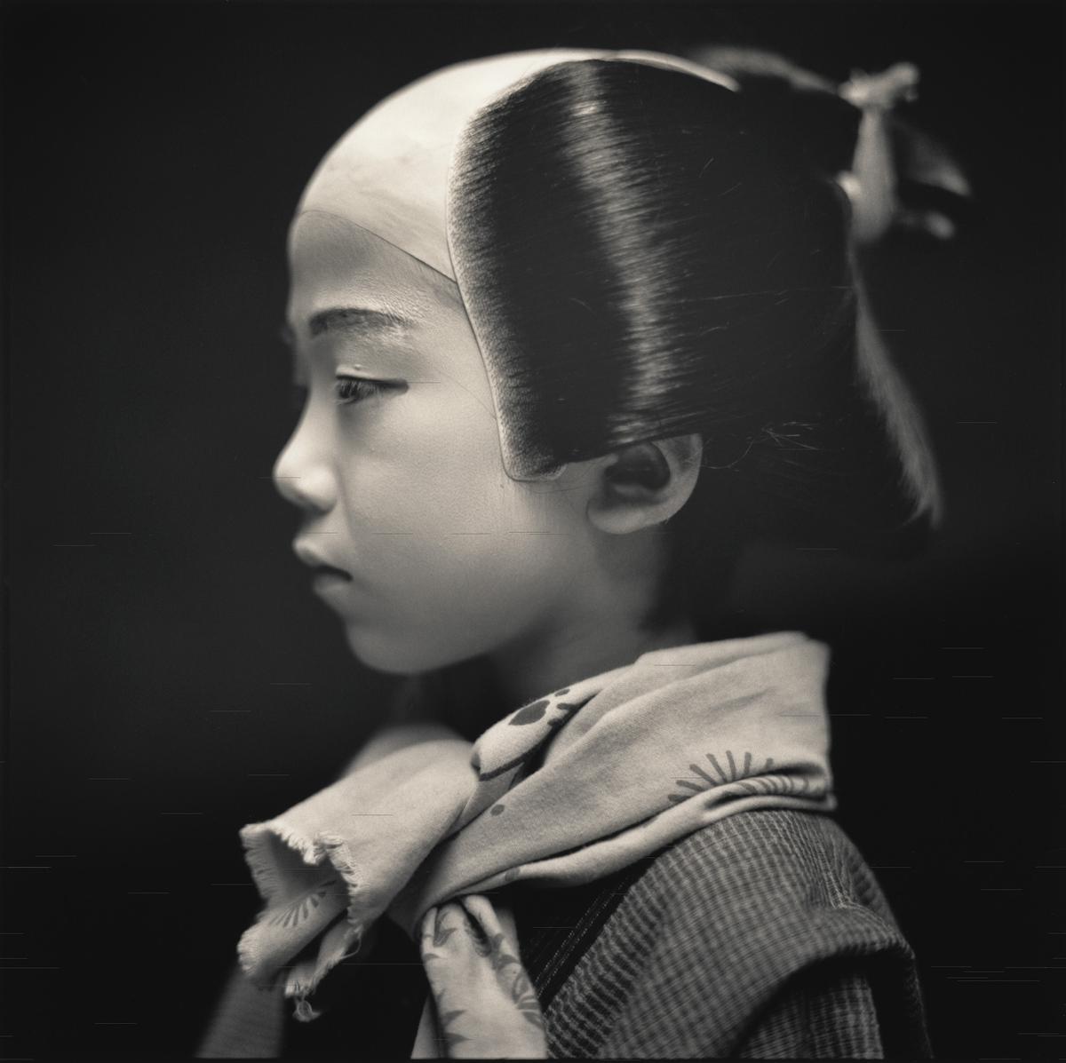 Hiroshi Watanabe Portrait Photograph – Ryo Ueguchi als Sendo, Matsuo Kabuki