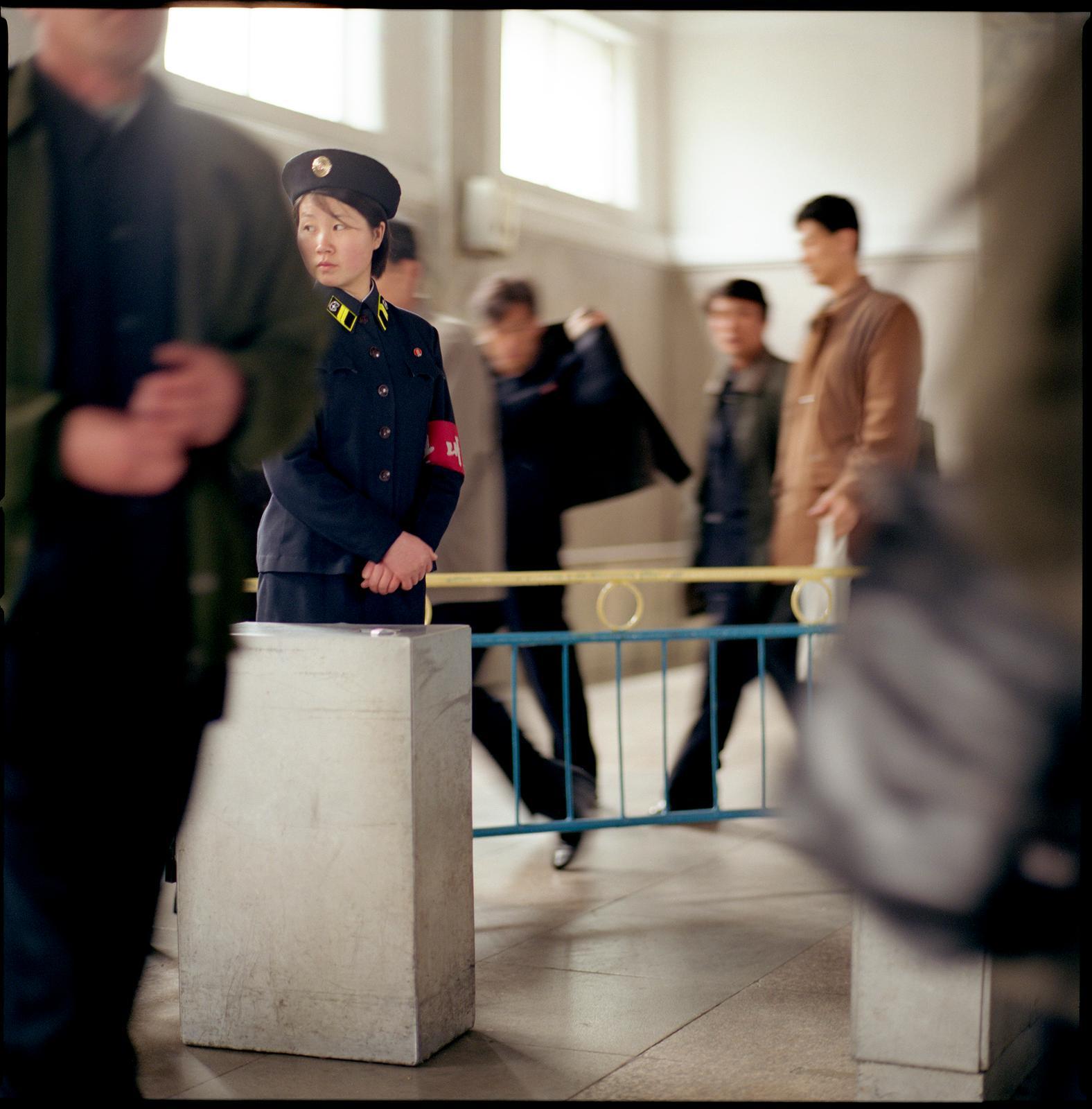 Color Photograph di Hiroshi Watanabe - Stazione della metropolitana, Pyongyang, Corea del Nord