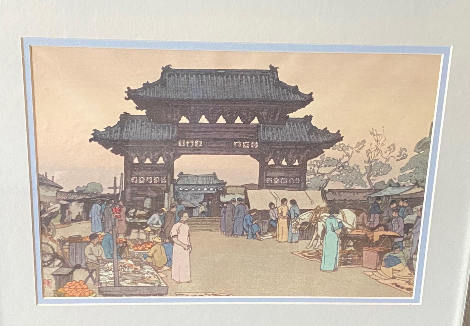 Showa Hiroshi Yoshida Signed Japanese Woodblock Print Market in Mukden, Jizuri Seal (marché de la gravure sur bois japonaise à Mukden, sceau de Jizuri) en vente