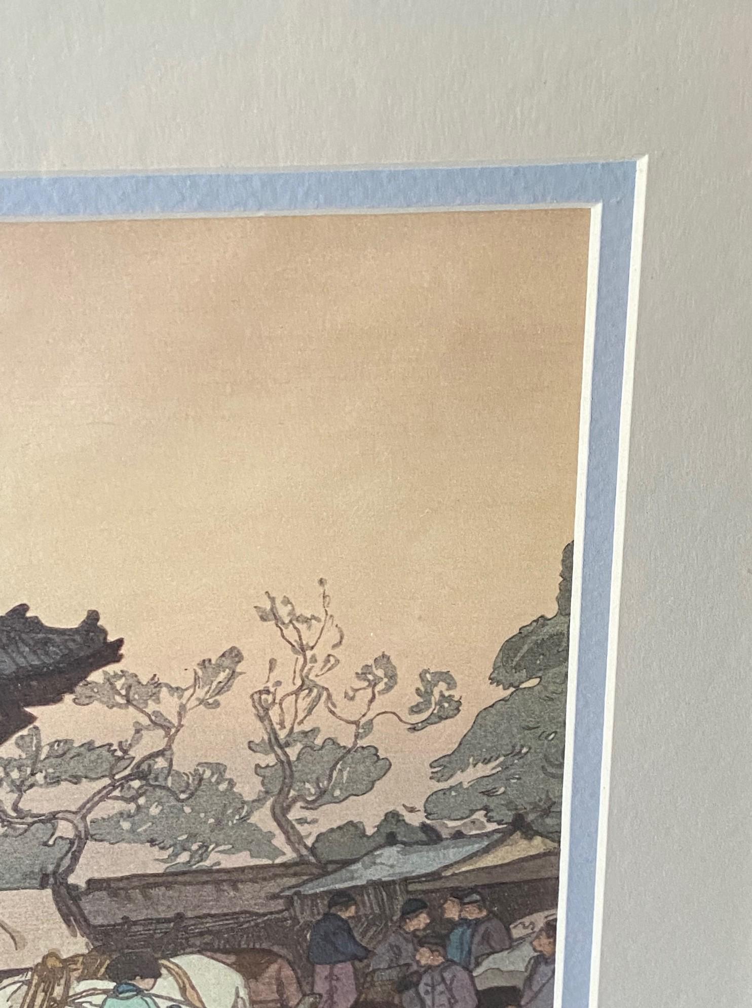 Hiroshi Yoshida Signed Japanese Woodblock Print Market in Mukden, Jizuri Seal (marché de la gravure sur bois japonaise à Mukden, sceau de Jizuri) Bon état - En vente à Studio City, CA