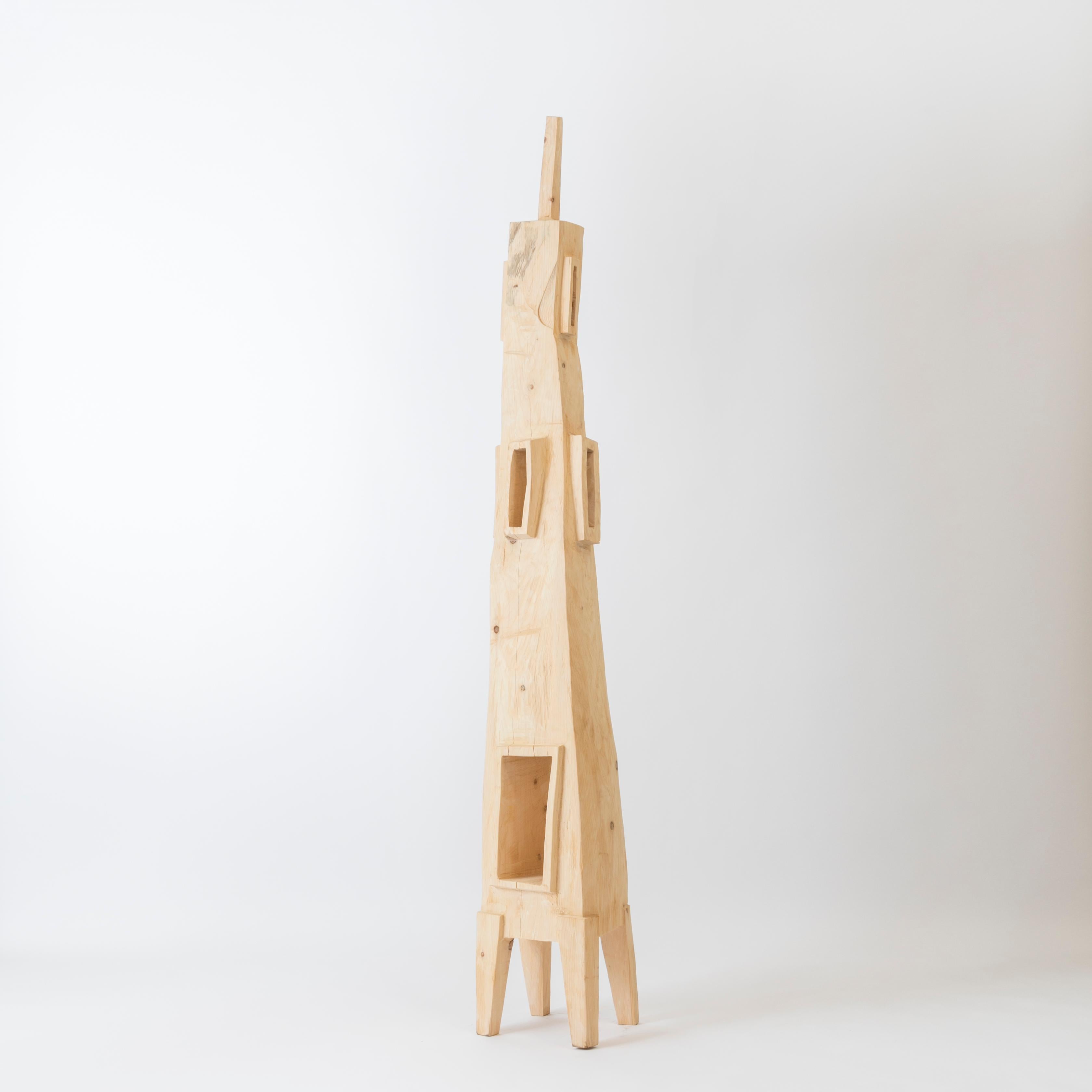 Cardenal nº 7
Escultura de Hiroyuki Nishimura.
Material Ciprés
Esta obra se talla a partir de troncos con algunos tipos de motosierras.
La mayoría de las maderas utilizadas para sus obras no sirven para nada, estas maderas son material