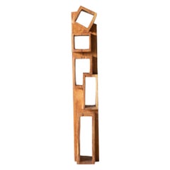 Bibliothèque de style tribal avec sculpture abstraite de la tour Masouleh de Hiroyuki Nishimura