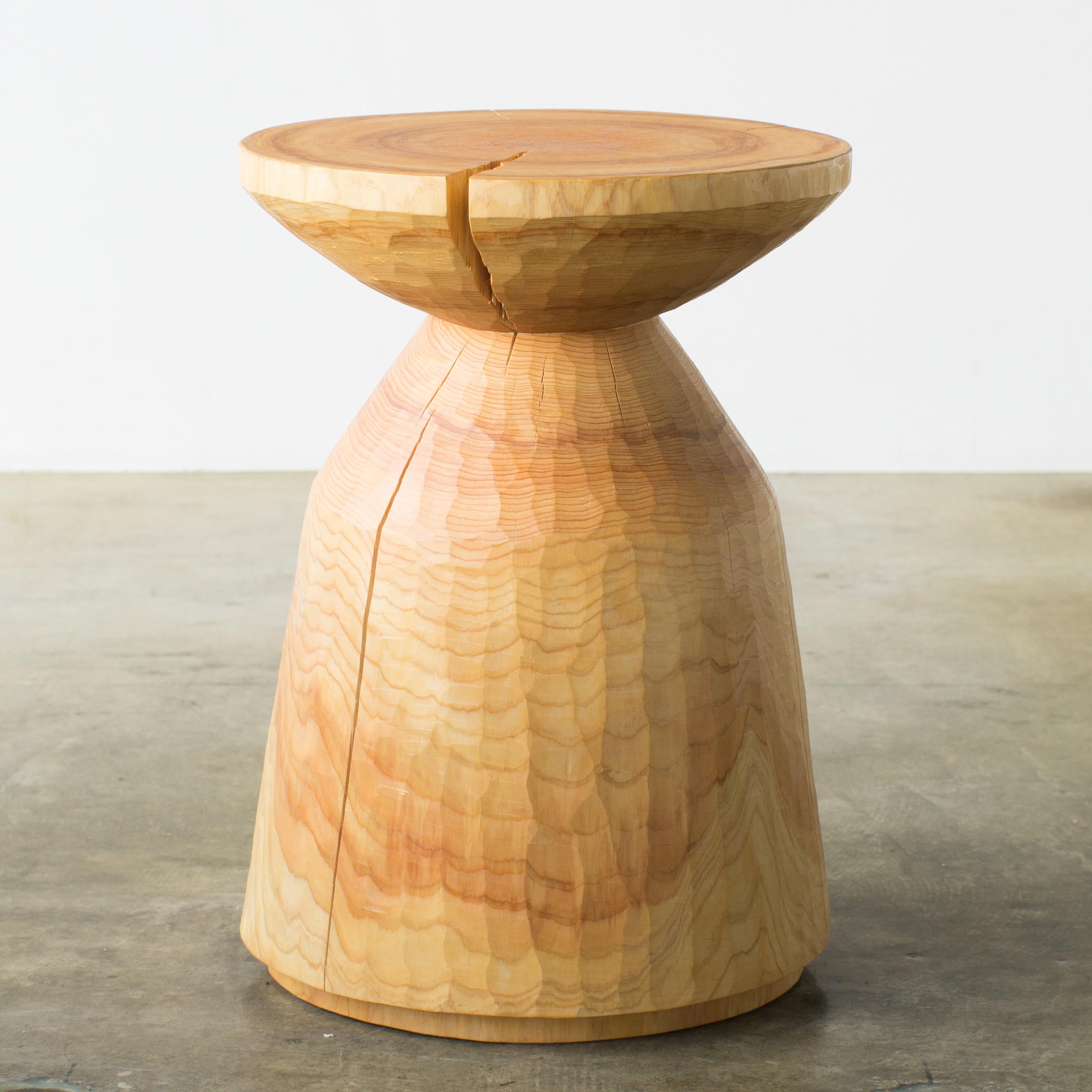 Nombre: Un día ir a la colina
Taburete escultórico de Hiroyuki Nishimura y mueble tallado zonal
Material: Ciprés
Esta obra se talla a partir de troncos con algunos tipos de motosierras.
La mayor parte de la madera utilizada para las obras de