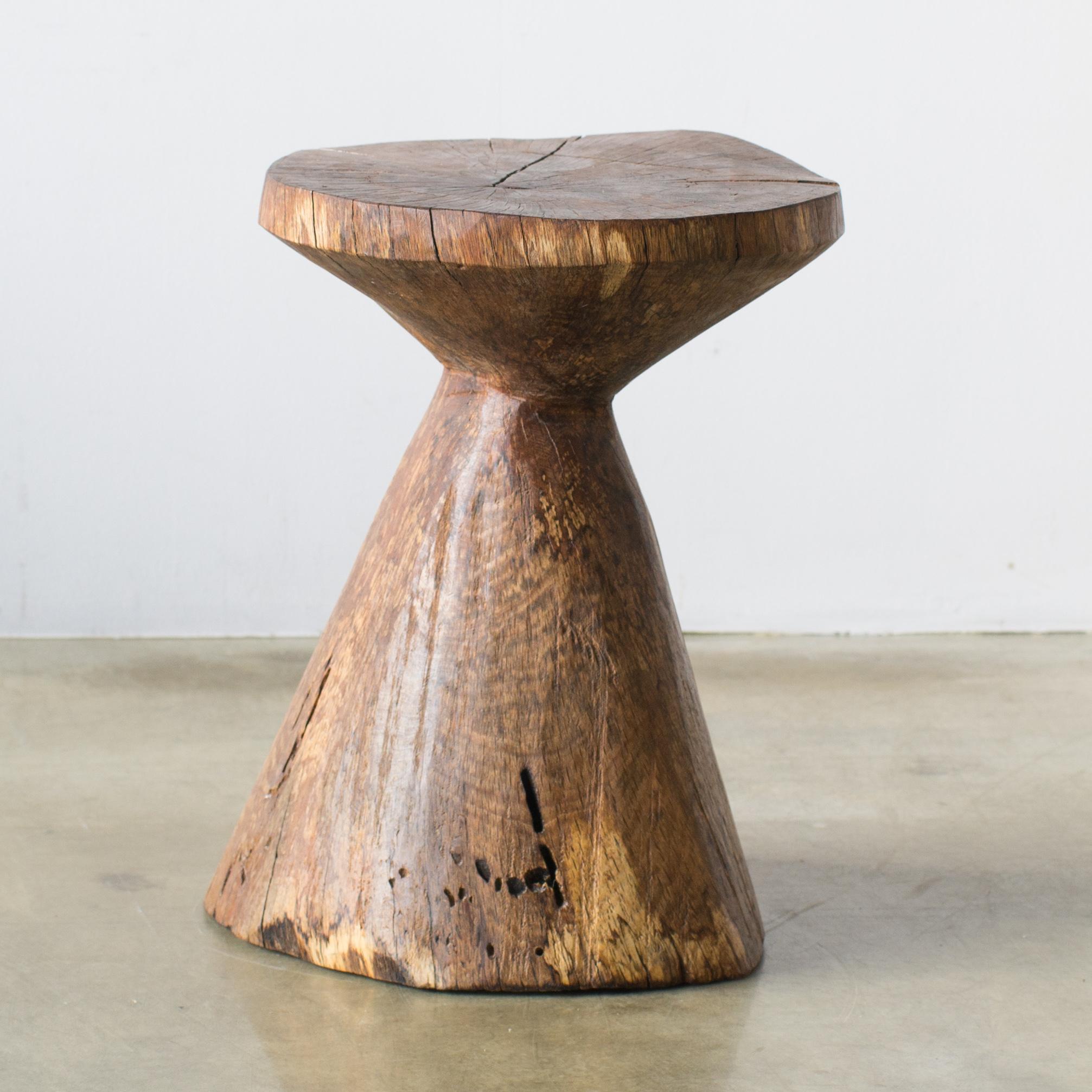 Name: Foot of mountain
Sculptural stool by Hiroyuki Nishimura and zone carved furniture
Material: Quercus.
This work is carved from log with some kinds of chainsaws.
Most of wood used for Nishimura's works are unable to use anything, these woods