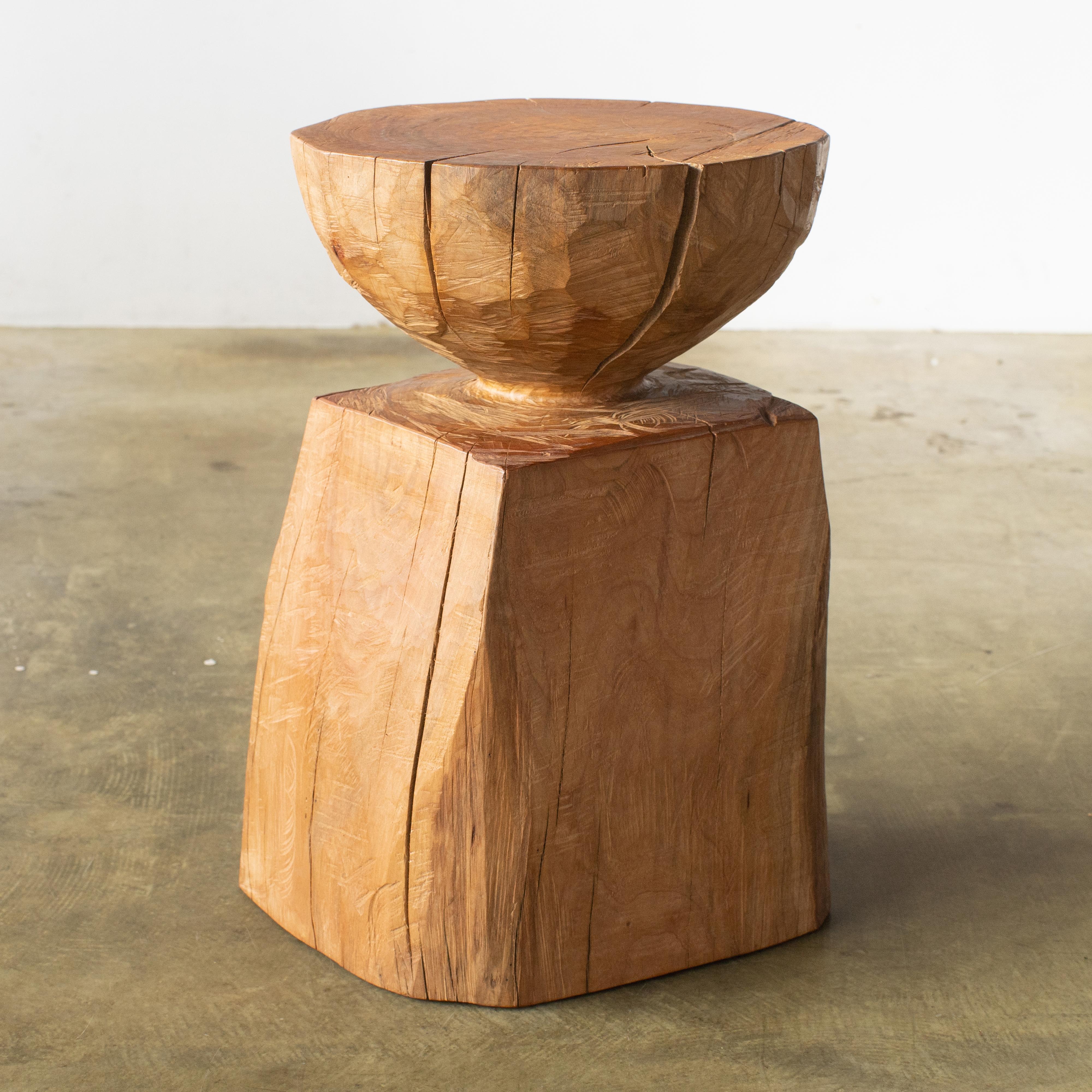 Name: Junge
Skulpturaler Hocker von Zogei geschnitzte Möbel
Material: Shiiki
Dieses Werk wird mit einigen Arten von Kettensägen aus Holz geschnitzt.
Die meisten Hölzer, die für Nishimuras Werke verwendet werden, sind nicht zu gebrauchen, diese