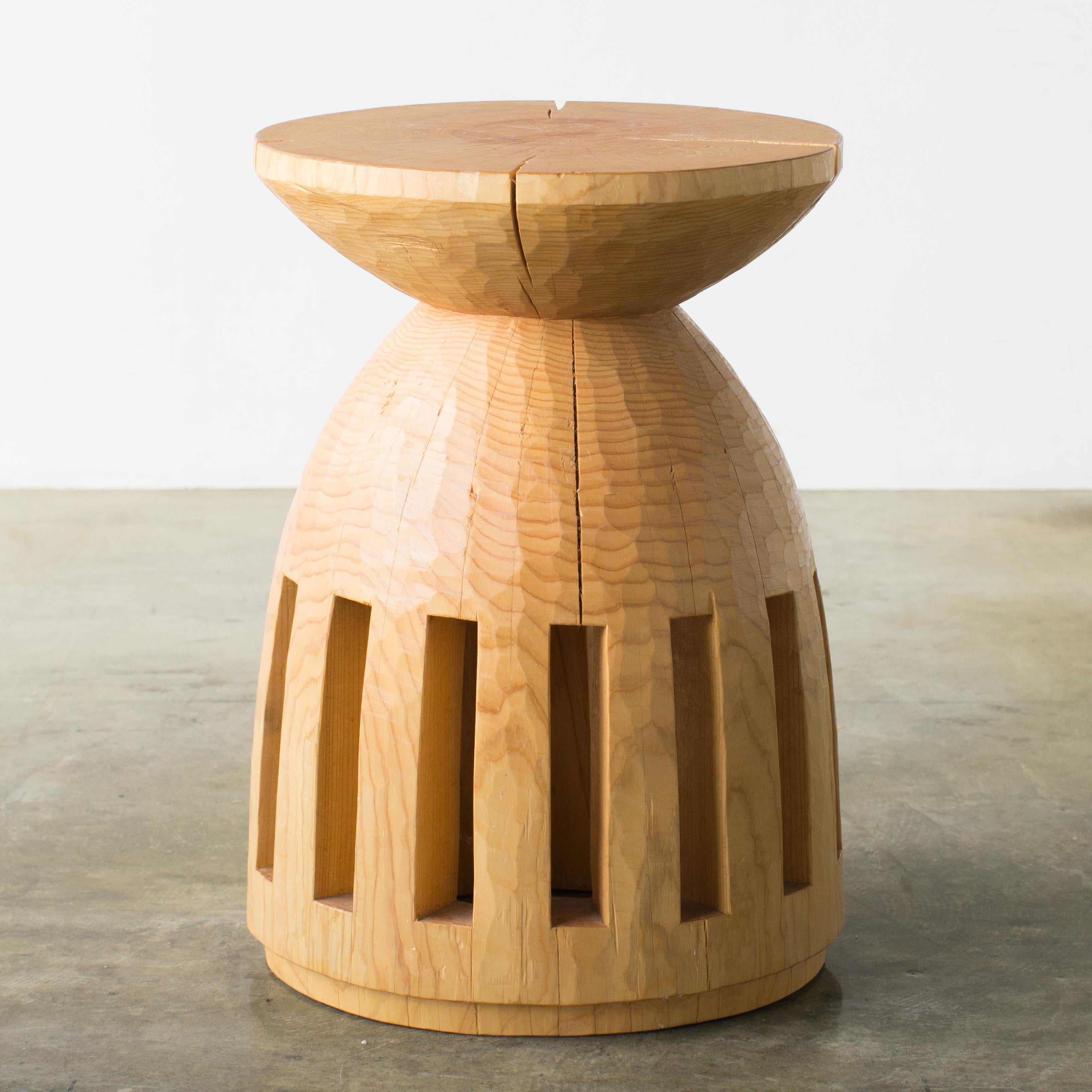 Nom : Un jour pour aller à l'océan
Tabouret sculptural de Hiroyuki Nishimura et meubles sculptés en zone
Matériau : Cyprès
Cette œuvre est taillée dans le bois avec des sortes de tronçonneuses.
La plupart des bois utilisés pour les œuvres de