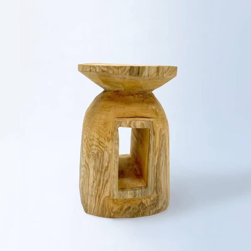 Name: Bocca
Sculptural stool by Hiroyuki Nishimura and zone carved furniture
Material: Zelkova
This work is carved from log with some kinds of chainsaws.
Most of wood used for Nishimura's works are unable to use anything, these woods are unsuitable