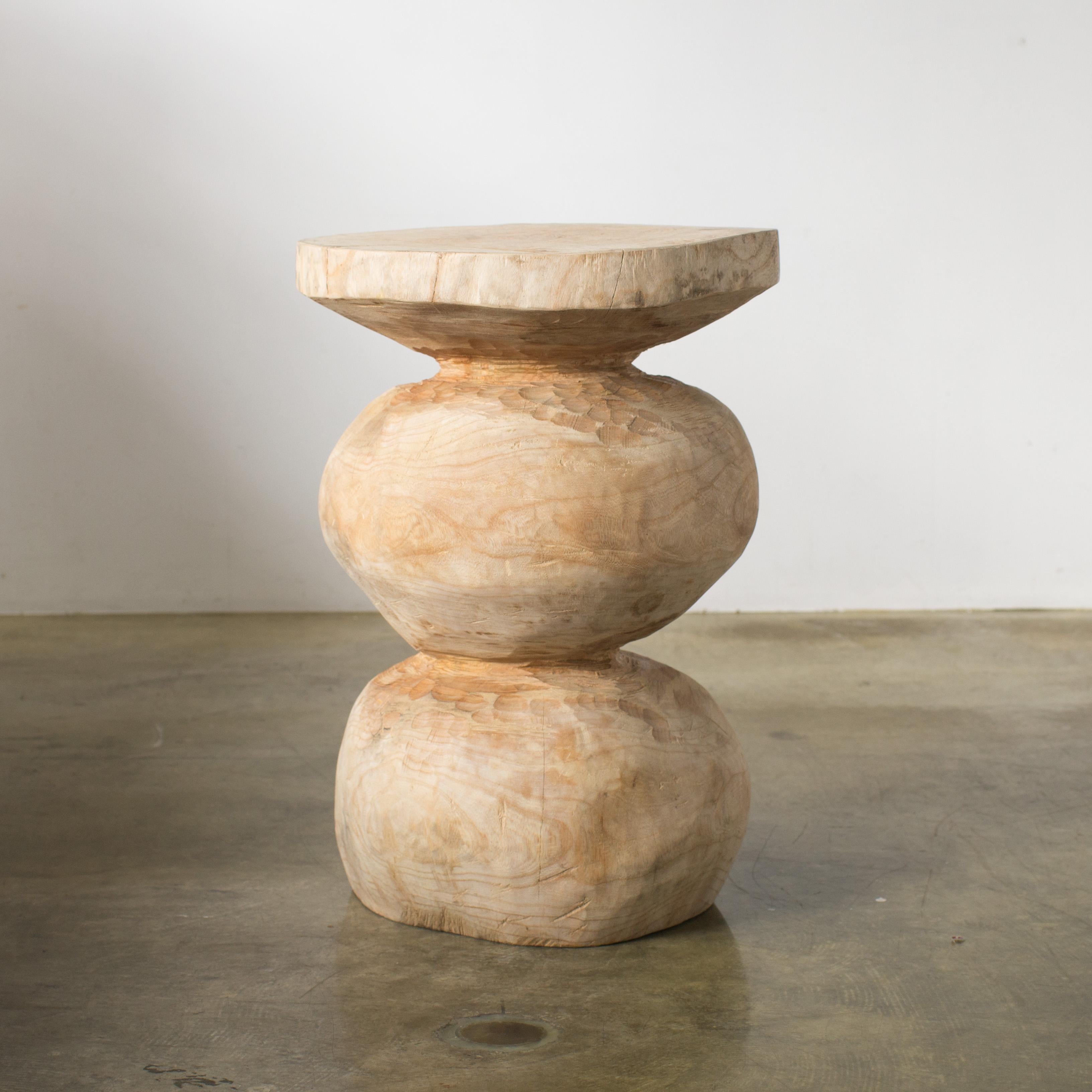 Nom : Mamma
Tabouret sculptural de Hiroyuki Nishimura et meubles sculptés en zone
Matériau : Zelkova
Cette œuvre est taillée dans le bois avec des sortes de tronçonneuses.
La plupart des bois utilisés pour les œuvres de Nishimura ne peuvent