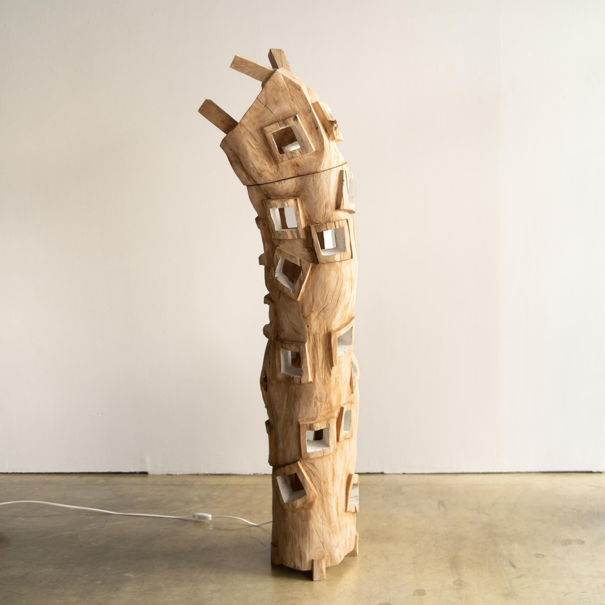 El Nido
Skulpturale Lampe. 

MATERIAL: Japanische Eibe
Diese Arbeit wird mit einigen Arten von Kettensägen aus Holz geschnitzt.
Die meisten Hölzer, die er für seine Arbeiten verwendet, sind nicht zu gebrauchen, diese Hölzer sind ungeeignetes