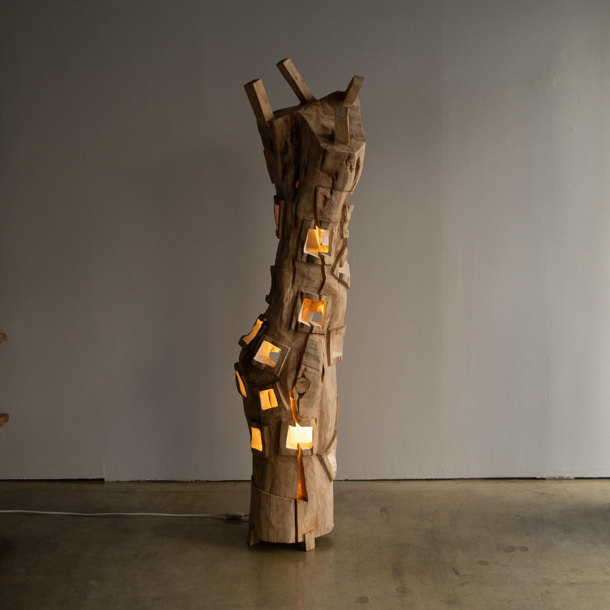 Skulpturale Lampe Hiroyuki Nishimura im Stammesstil, Hiroyuki (21. Jahrhundert und zeitgenössisch) im Angebot