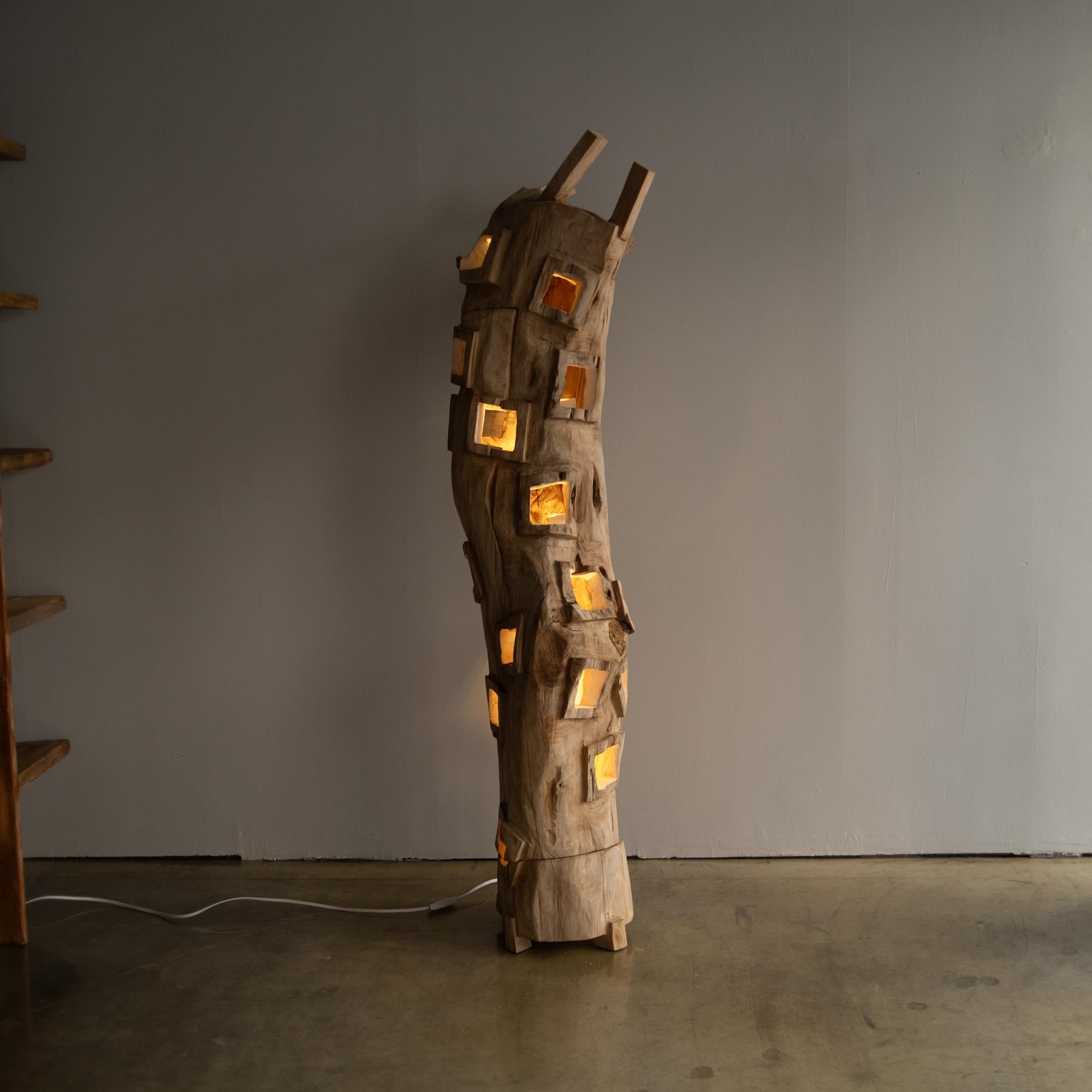 Skulpturale Lampe Hiroyuki Nishimura im Stammesstil, Hiroyuki (Holz) im Angebot