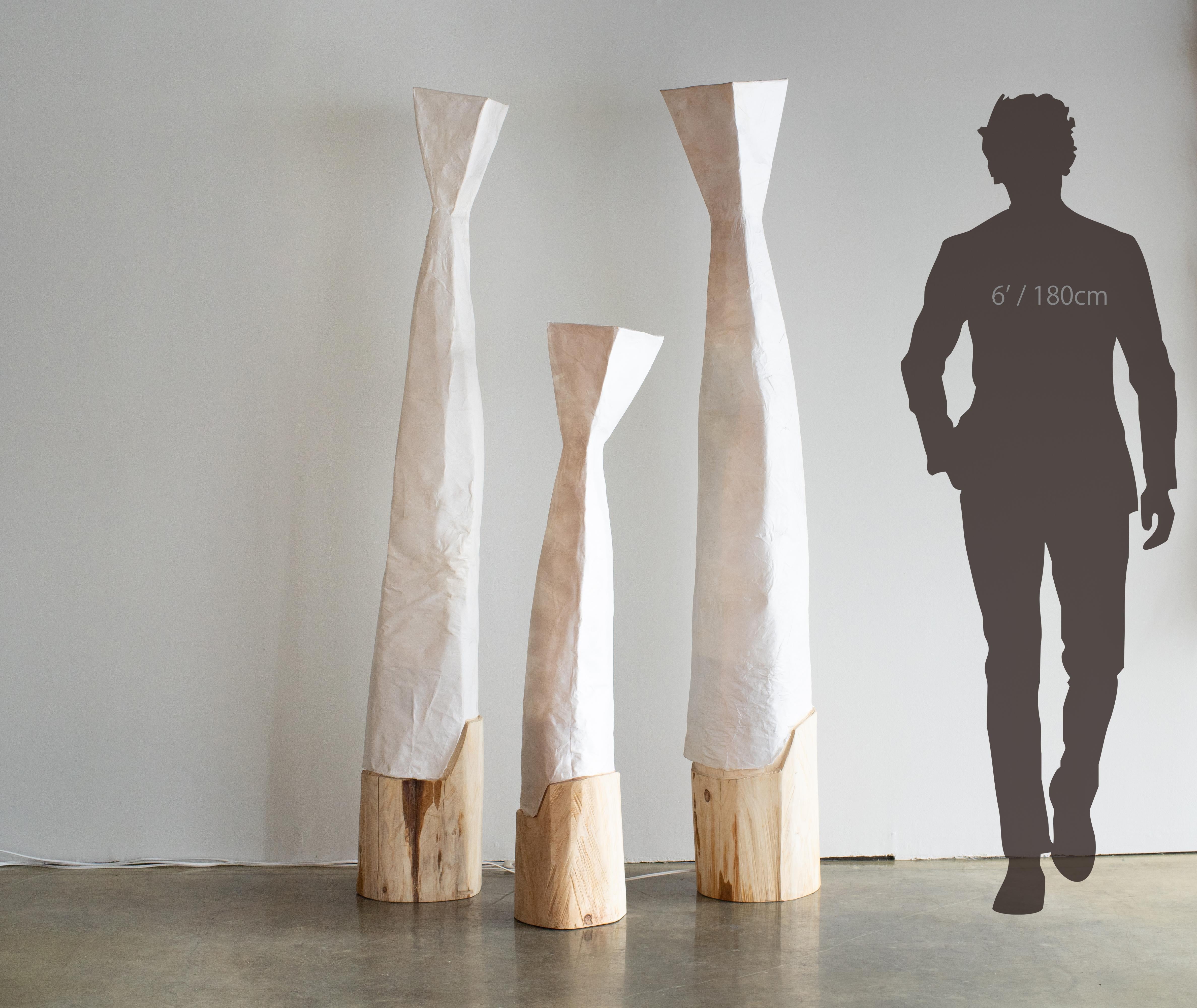 Bois Grande lampe sculpturale Hiroyuki Nishimura avec 2 abat-jour en papier japonais en vente