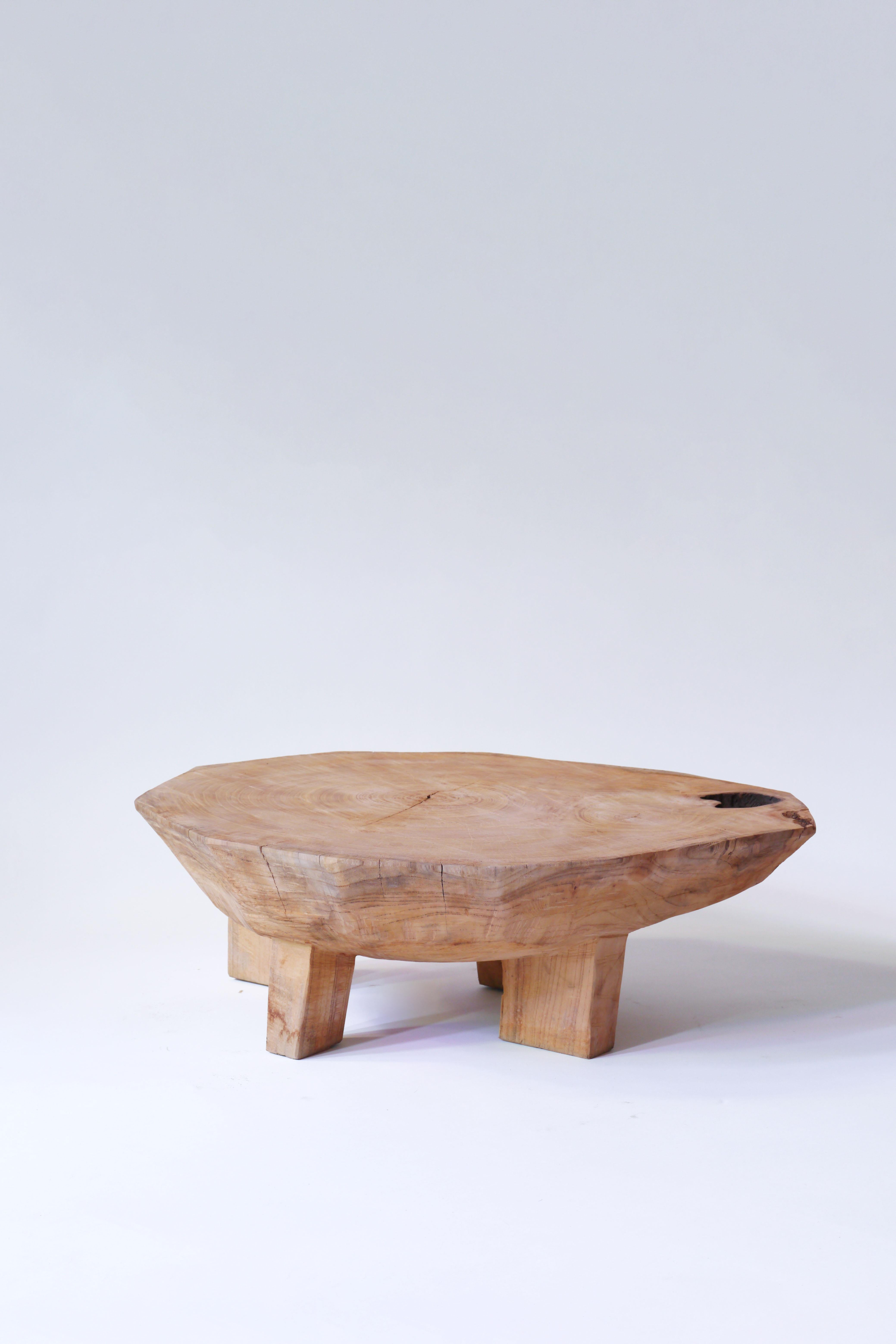 Nom : Amanogakuyama
Table basse sculpturale de Hiroyuki Nishimura et meubles sculptés Zougei
MATERIAL : Zelkova
Cette œuvre est sculptée dans du bois à l'aide de plusieurs types de tronçonneuses.
La plupart des bois utilisés pour les œuvres de