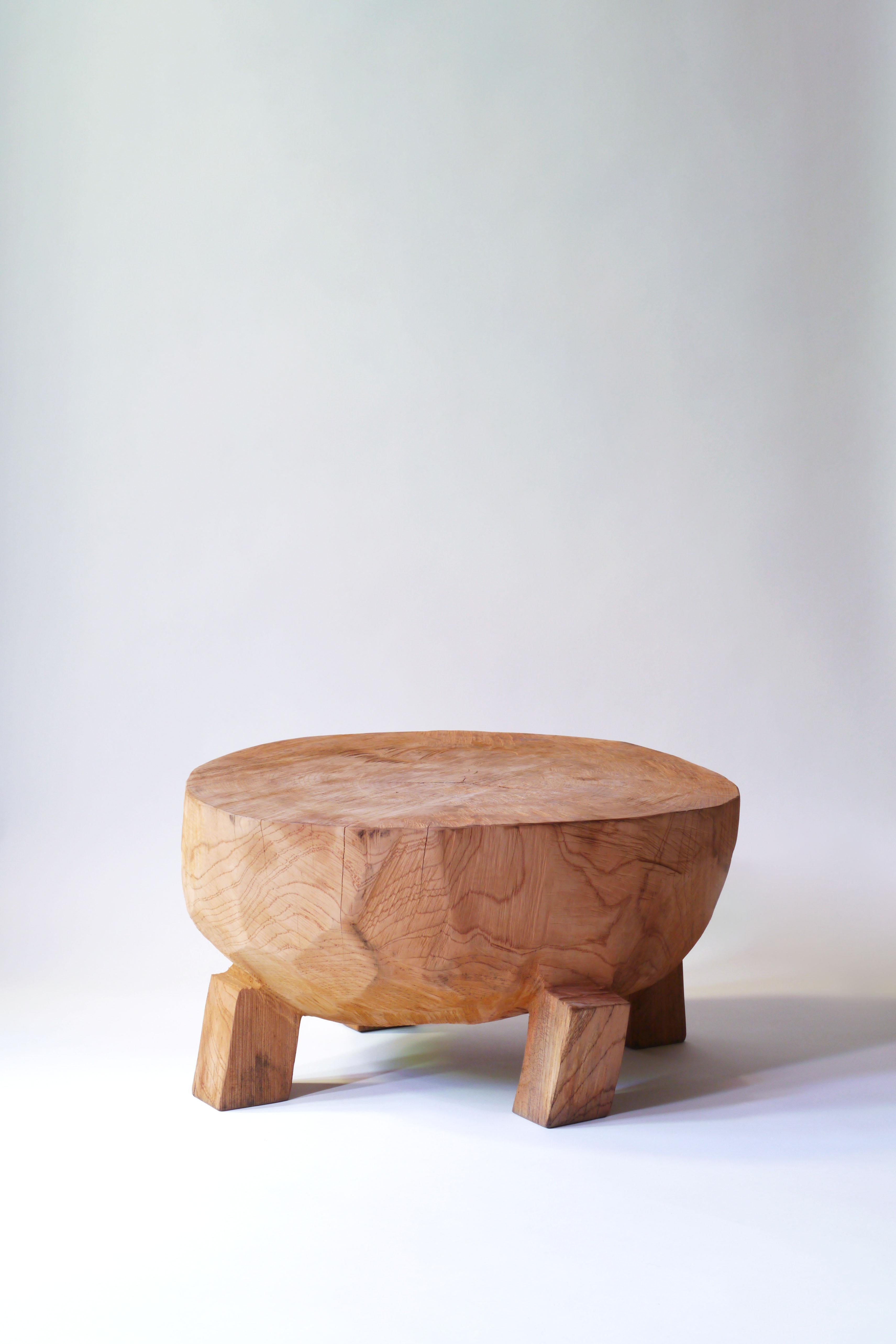 Nombre: Daifuku
Mesa baja escultórica de Hiroyuki Nishimura y muebles tallados Zougei
Material: Zelkova
Esta obra se talla a partir de troncos con algunos tipos de motosierras.
La mayor parte de la madera utilizada para las obras de Nishimura no