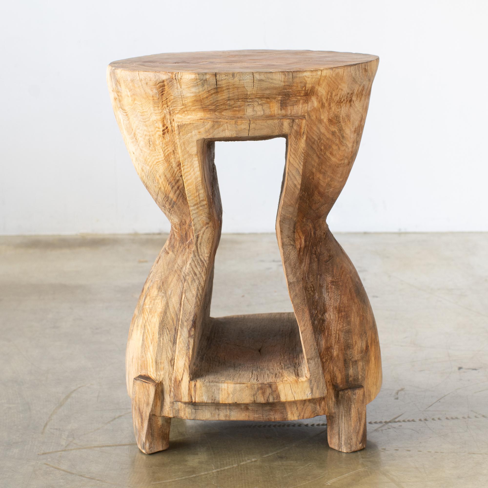 Nome: Televisore Lunga
Sgabello scultoreo di Hiroyuki Nishimura e mobili intagliati Zougei
Materiale: Oak bianco
Quest'opera viene ricavata da tronchi con alcuni tipi di motoseghe.
La maggior parte dei legni utilizzati per le opere di Nishimura