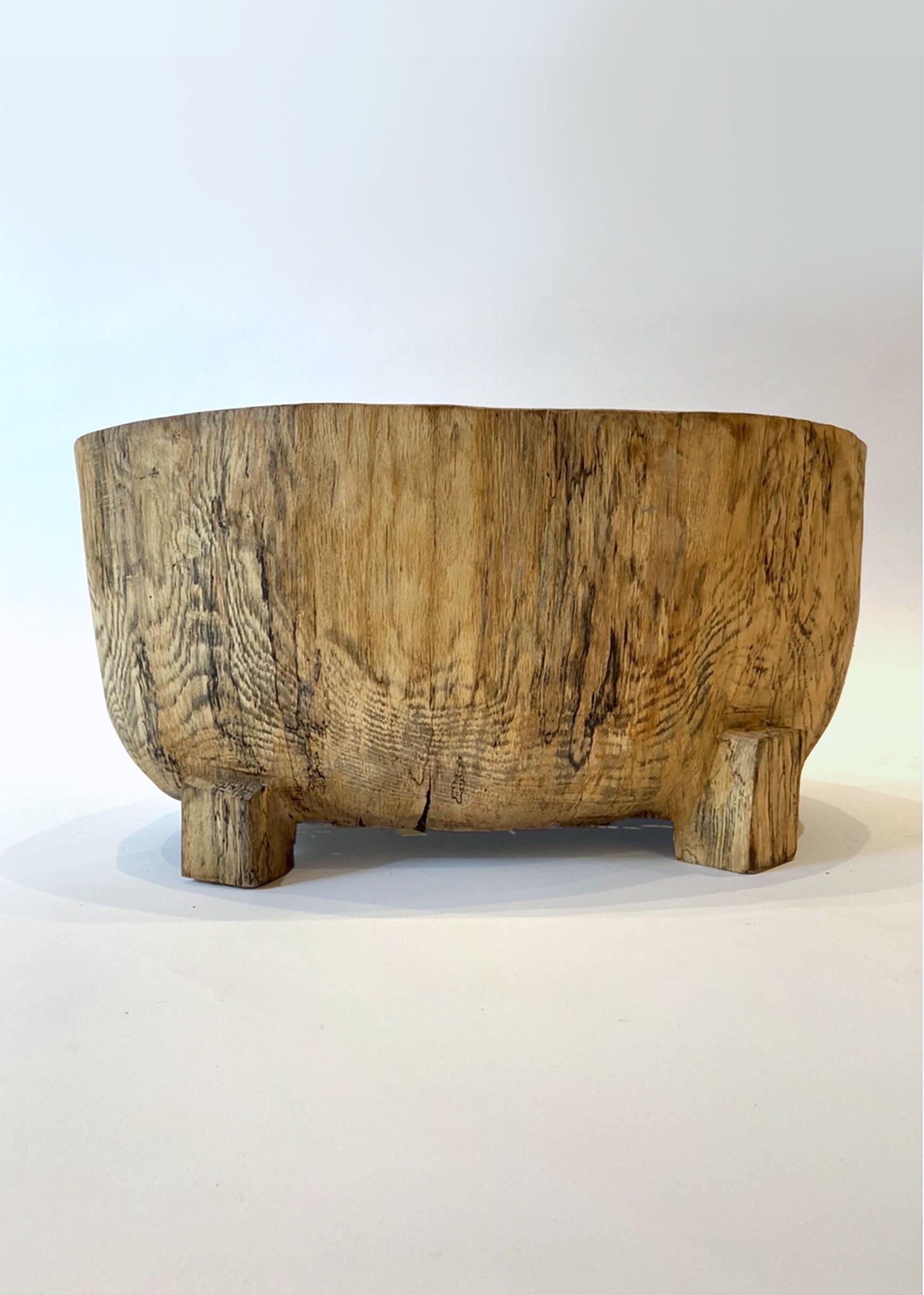 Name: Daifuku
Sculptural stool by Zogei carved furniture
Material: Quercus serrata
This work is carved from log with some kinds of chainsaws.
Most of wood used for Nishimura's works are unable to use anything, these woods are unsuitable material